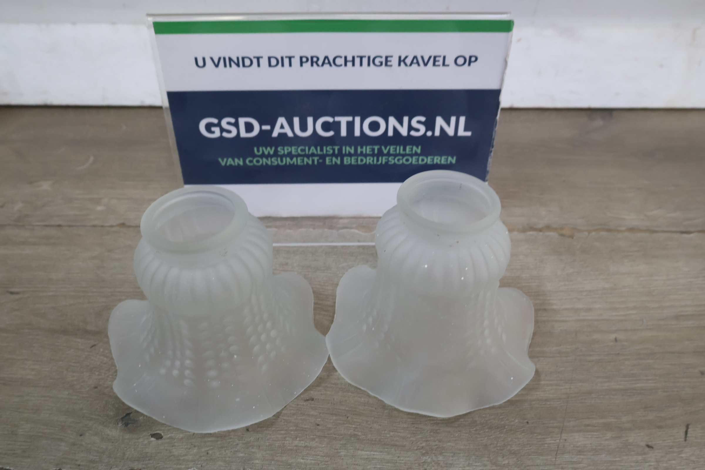 Twee vintage glazen lampenkappen – foto 2 – kavel bij GSD Auctions, Zoeterwoude
