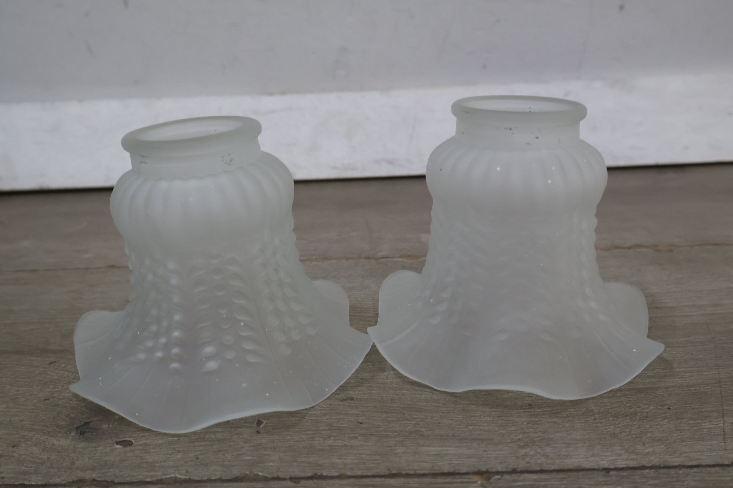 Twee vintage glazen lampenkappen – foto 3 – kavel bij GSD Auctions, Zoeterwoude