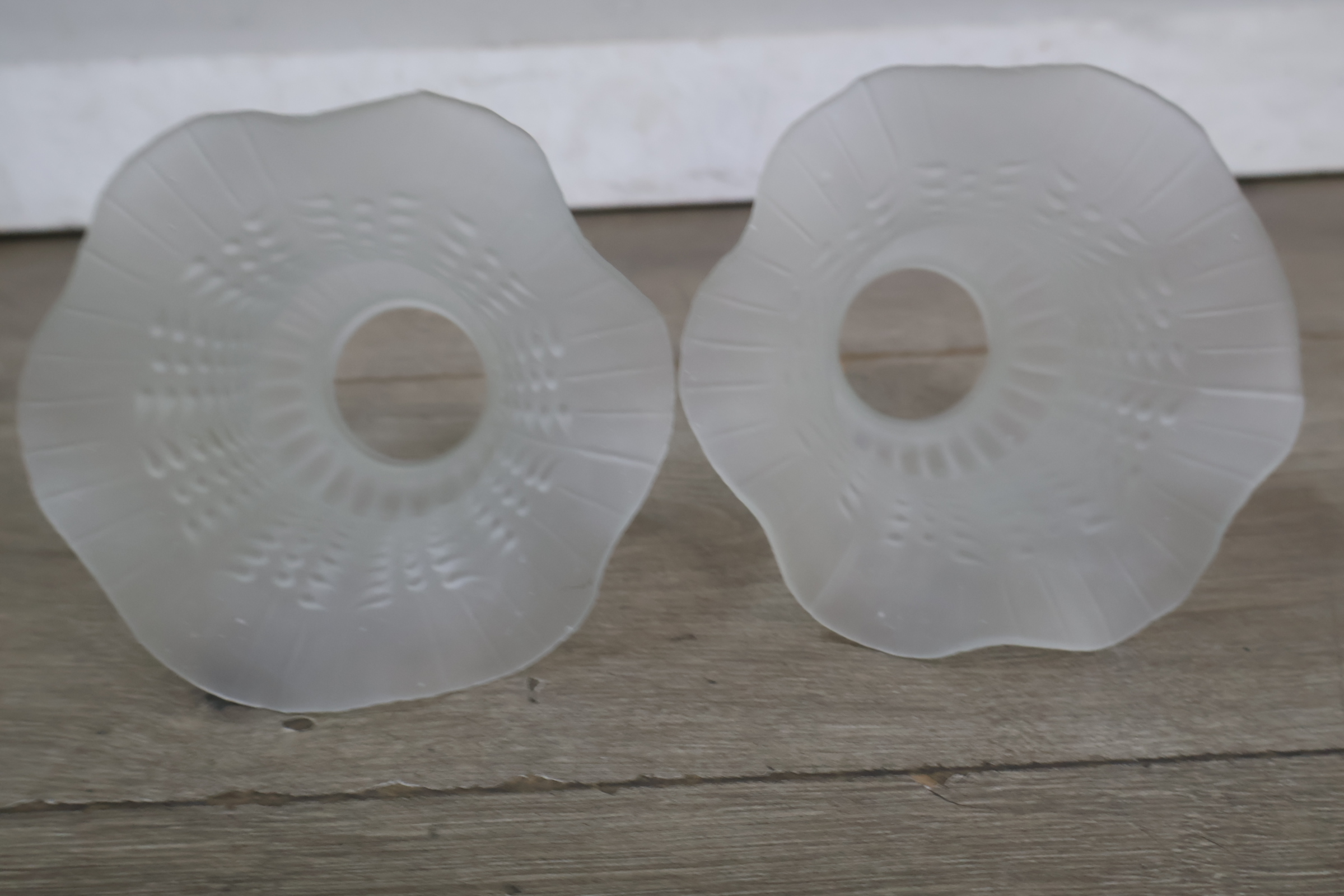 Twee vintage glazen lampenkappen – foto 8 – kavel bij GSD Auctions, Zoeterwoude