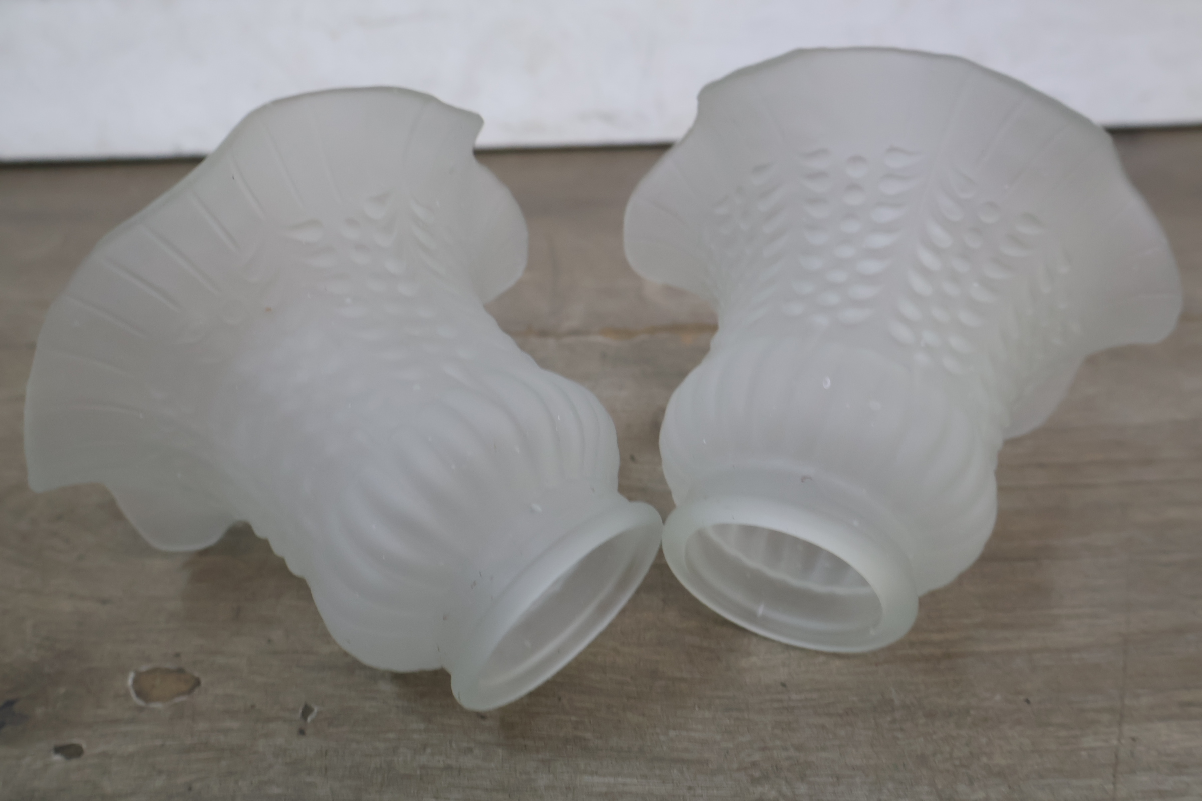 Twee vintage glazen lampenkappen – foto 9 – kavel bij GSD Auctions, Zoeterwoude