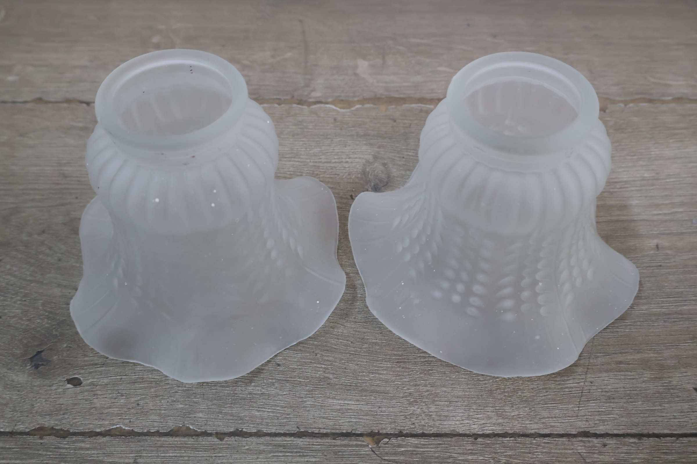 Twee vintage glazen lampenkappen – foto 10 – kavel bij GSD Auctions, Zoeterwoude