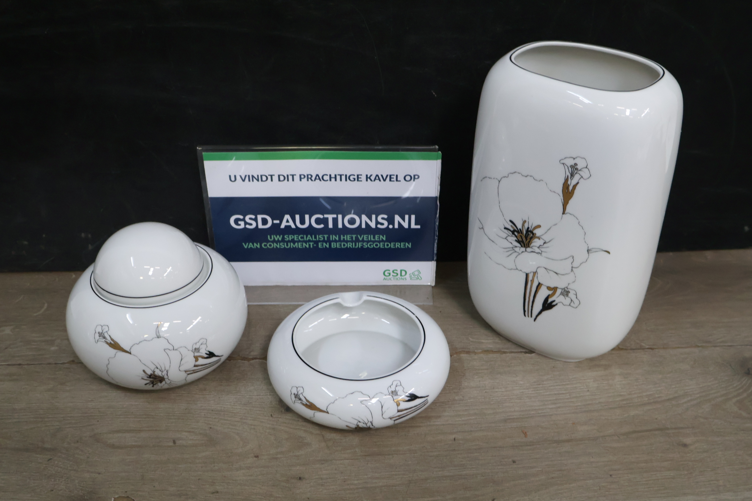 Set van 3 wit porselein met bloemmotief van Scherzer – foto 2 – kavel bij GSD Auctions, Zoeterwoude