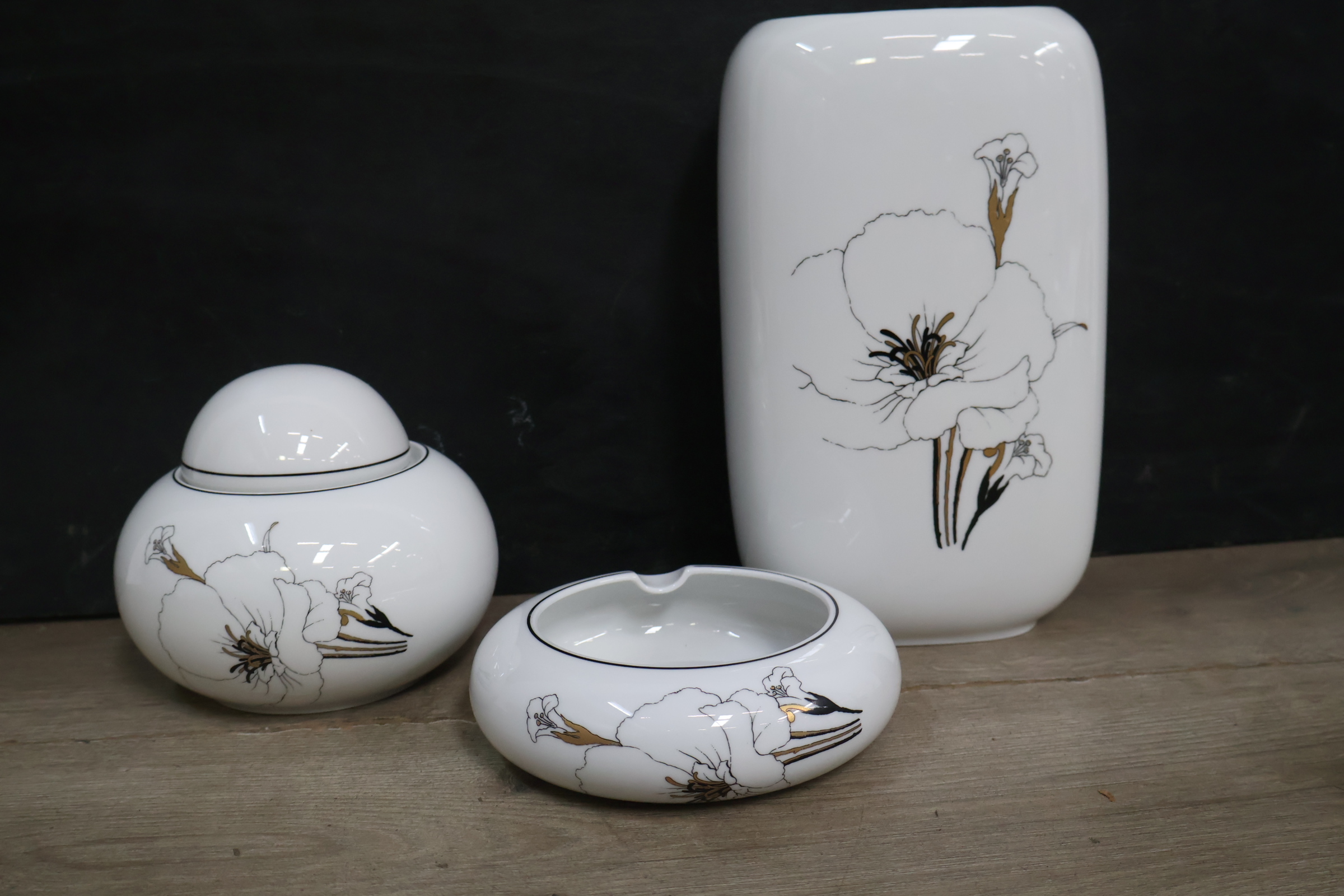 Set van 3 wit porselein met bloemmotief van Scherzer – foto 3 – kavel bij GSD Auctions, Zoeterwoude