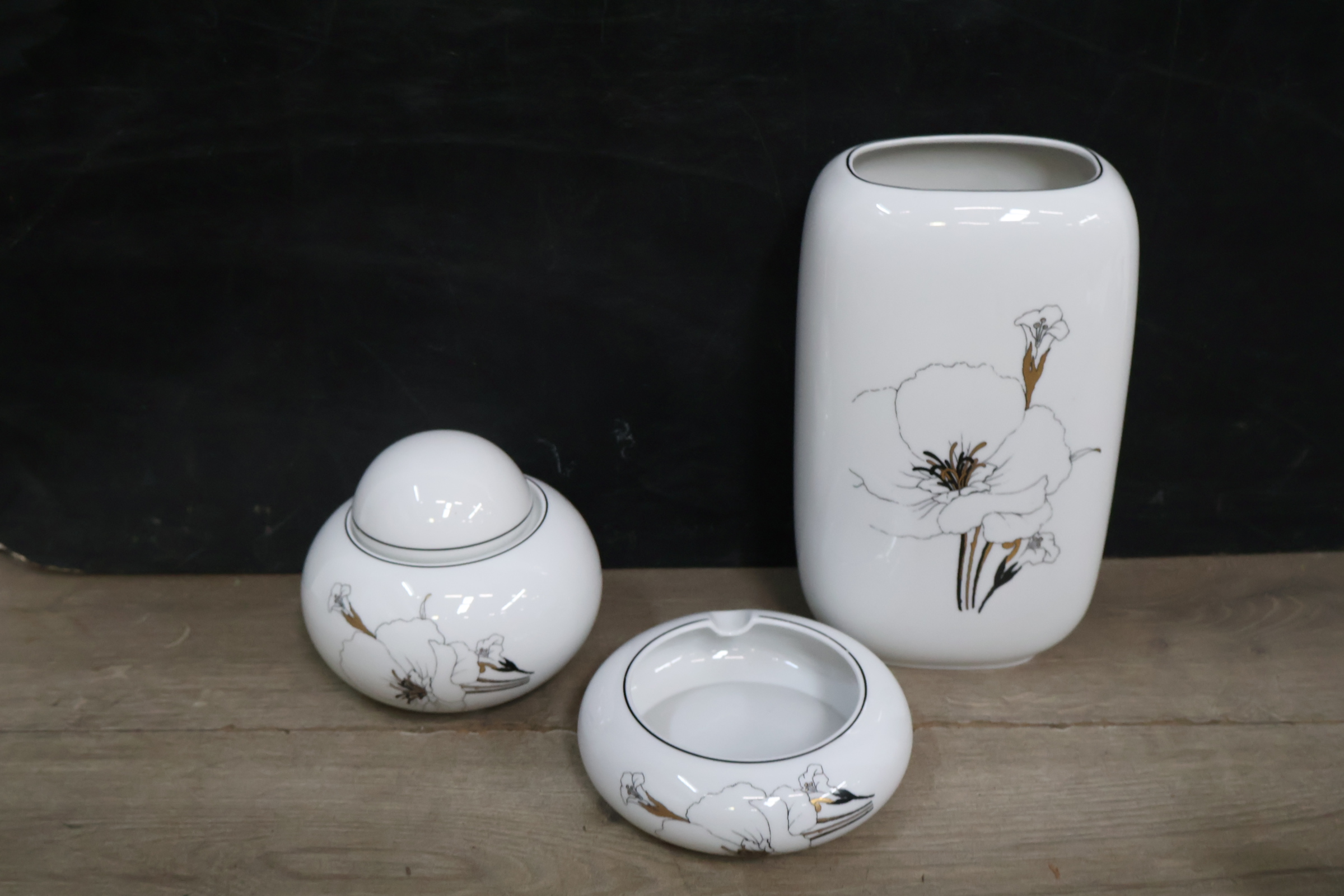 Set van 3 wit porselein met bloemmotief van Scherzer – foto 4 – kavel bij GSD Auctions, Zoeterwoude