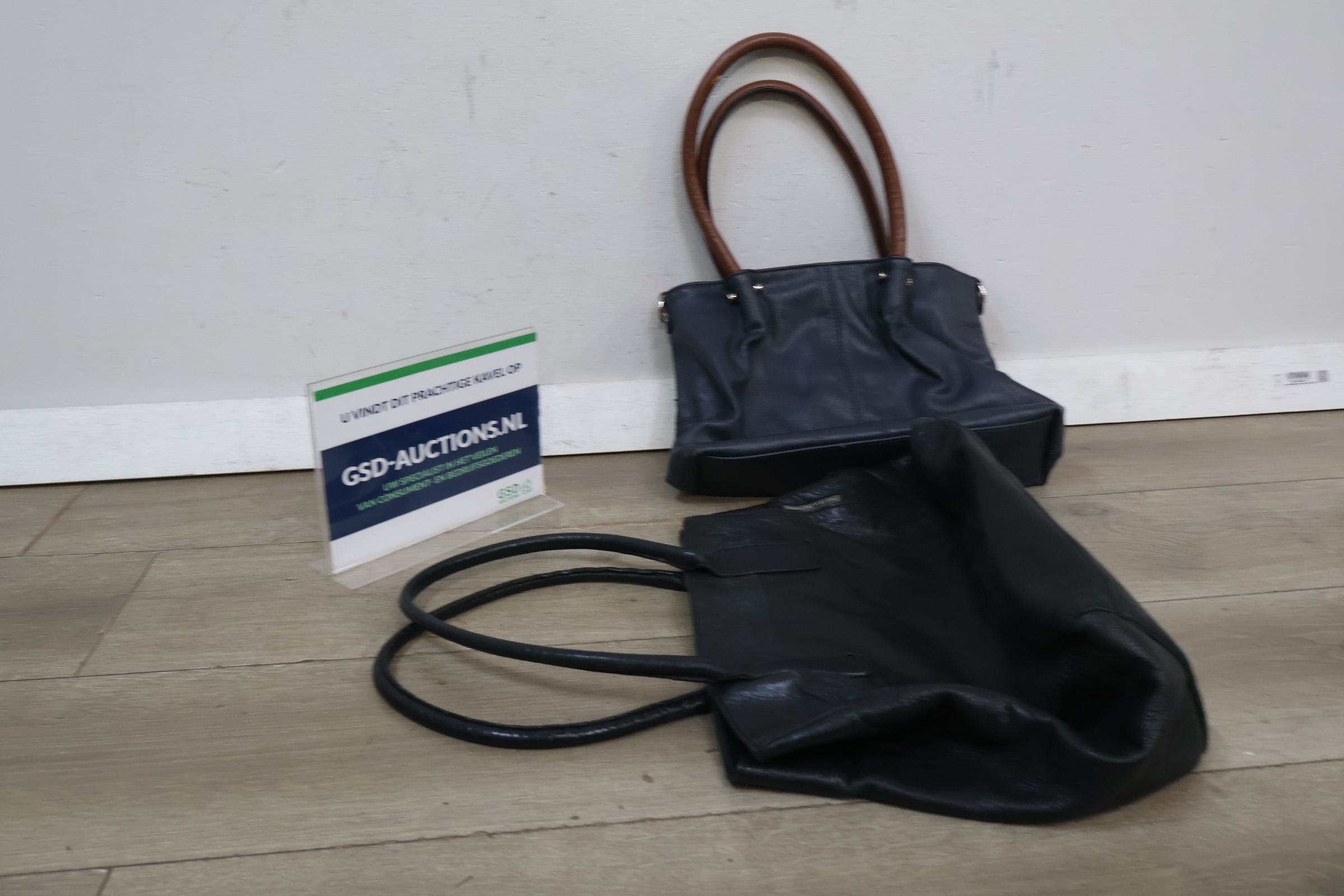 Set van twee handtassen – foto 2 – kavel bij GSD Auctions, Zoeterwoude