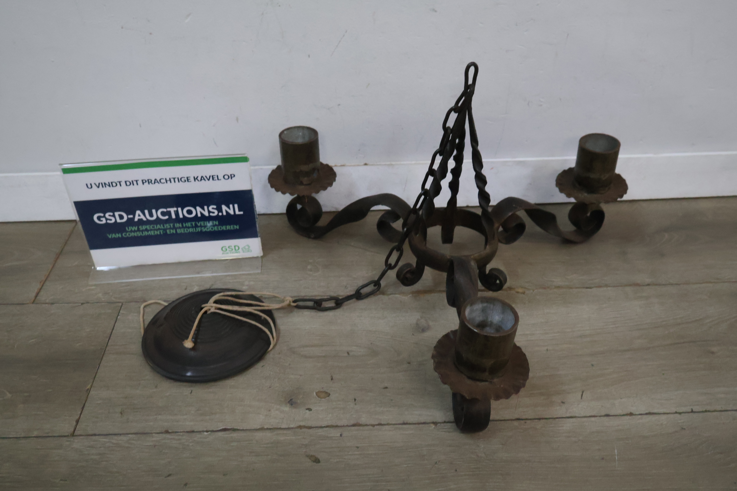 Smeedijzeren kroonluchter voor drie kaarsen – foto 2 – kavel bij GSD Auctions, Zoeterwoude