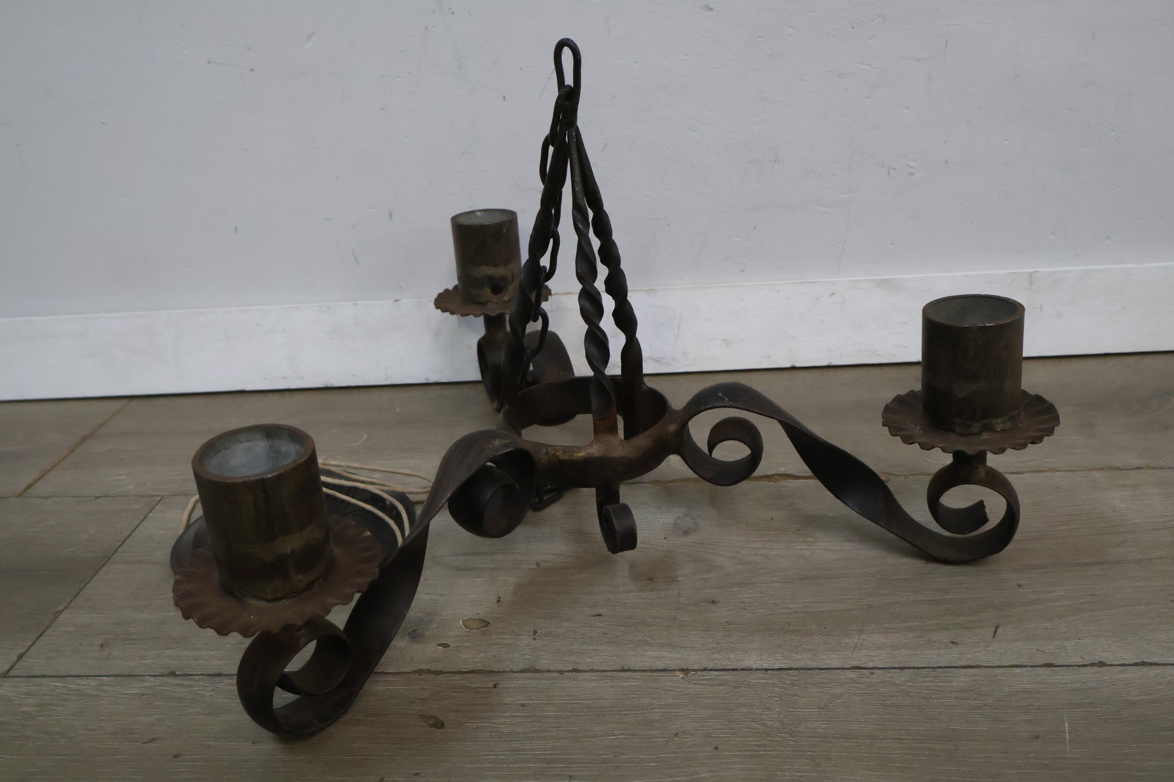 Smeedijzeren kroonluchter voor drie kaarsen – foto 5 – kavel bij GSD Auctions, Zoeterwoude