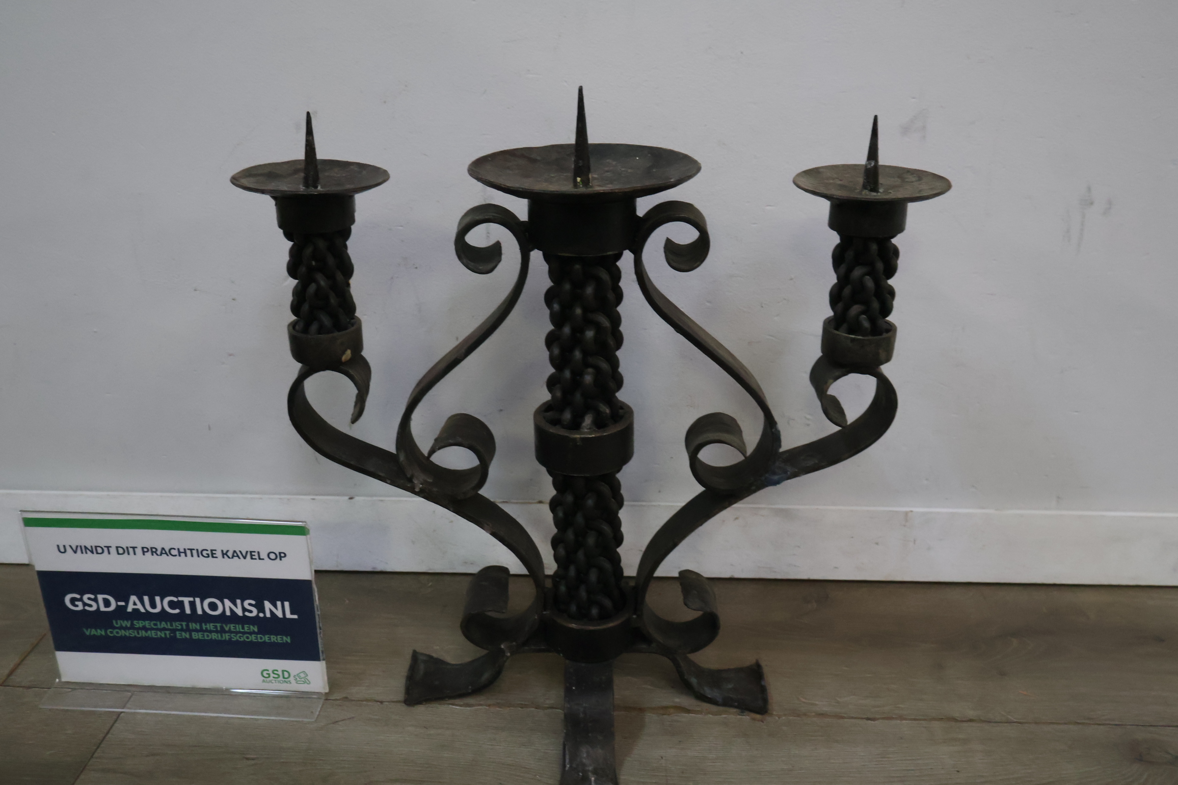 Smeedijzeren kandelaar – foto 2 – kavel bij GSD Auctions, Zoeterwoude