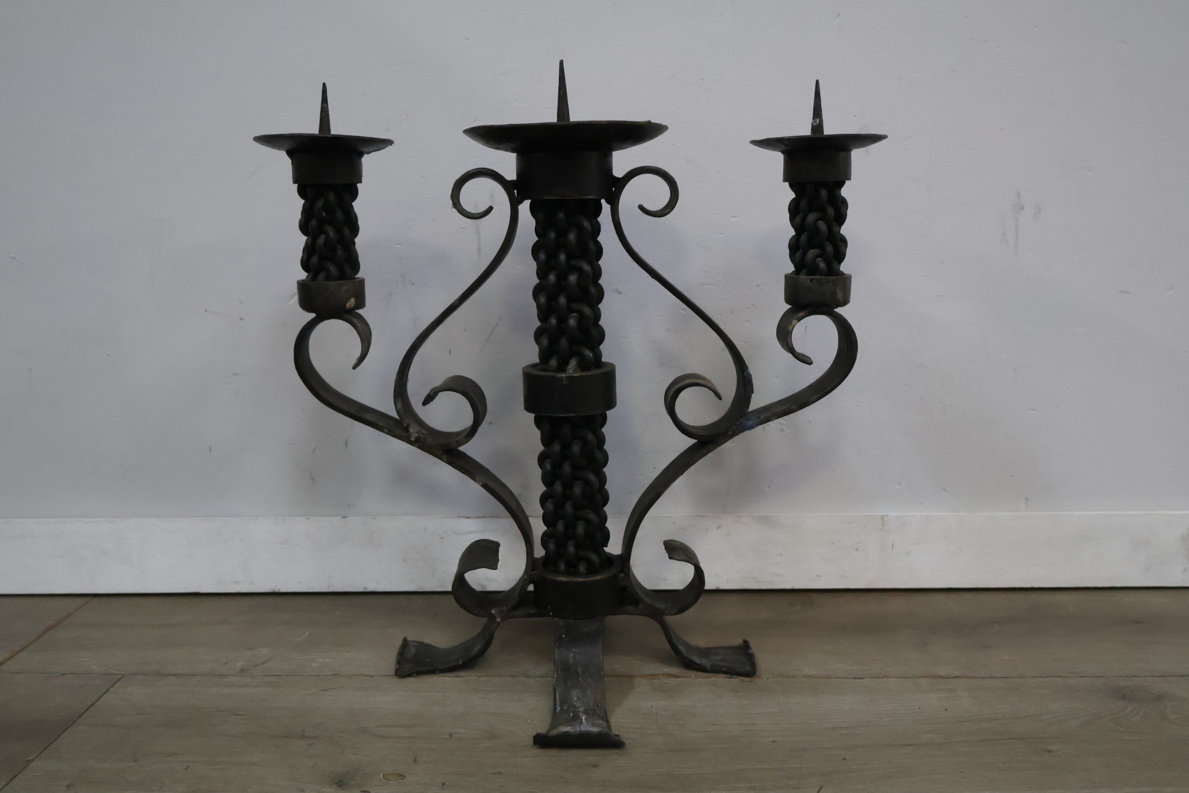 Smeedijzeren kandelaar – foto 3 – kavel bij GSD Auctions, Zoeterwoude