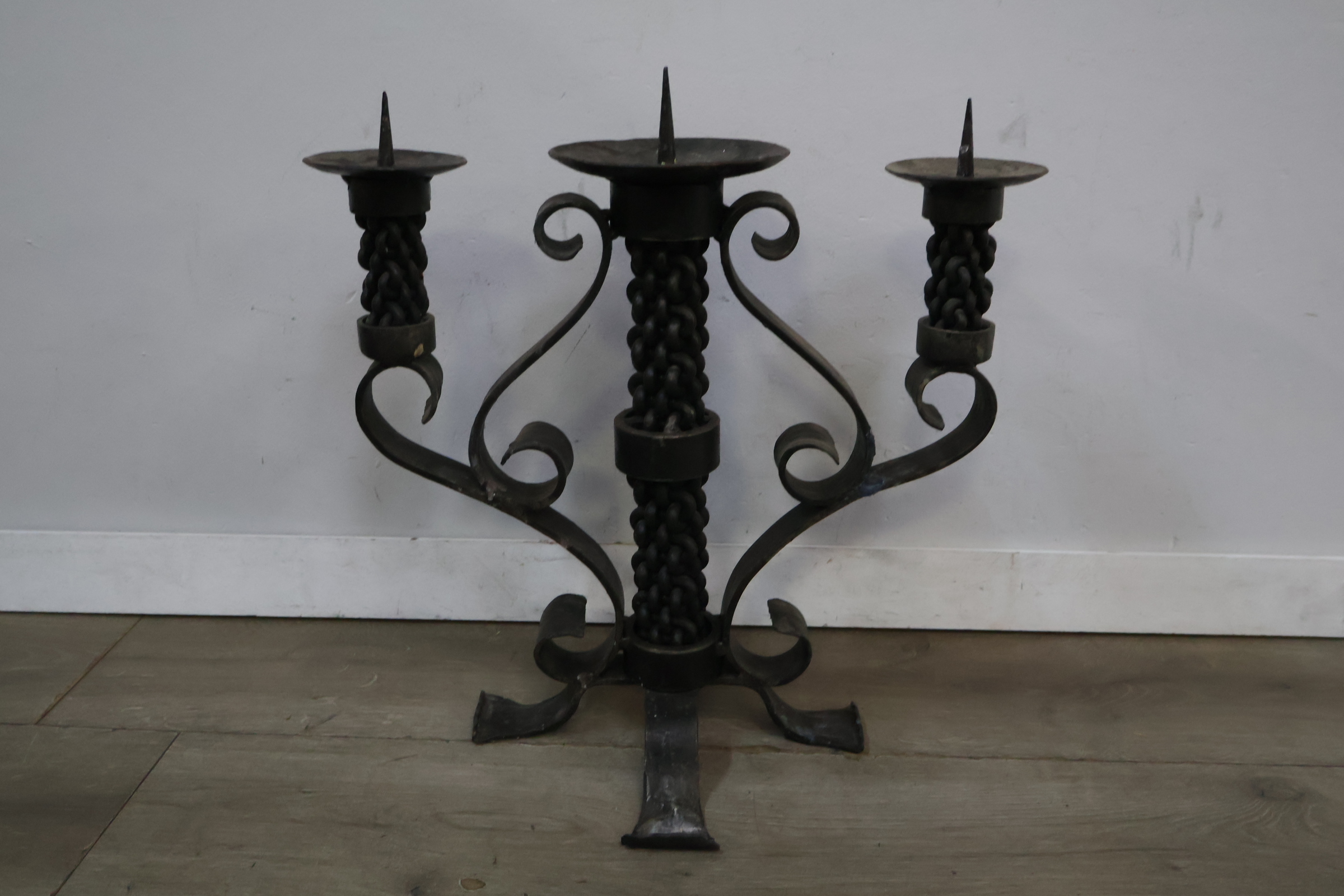 Smeedijzeren kandelaar – foto 4 – kavel bij GSD Auctions, Zoeterwoude