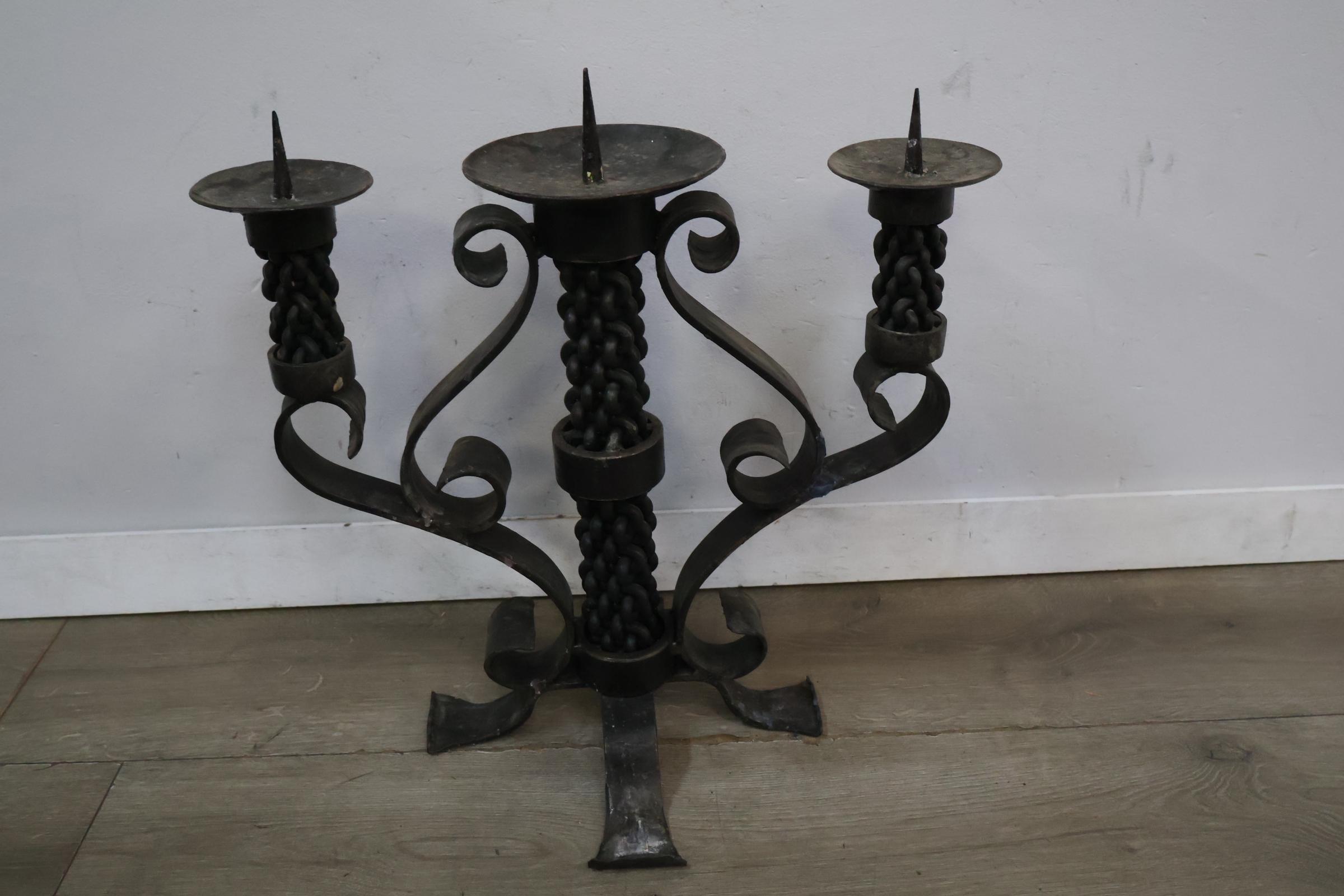 Smeedijzeren kandelaar – foto 5 – kavel bij GSD Auctions, Zoeterwoude
