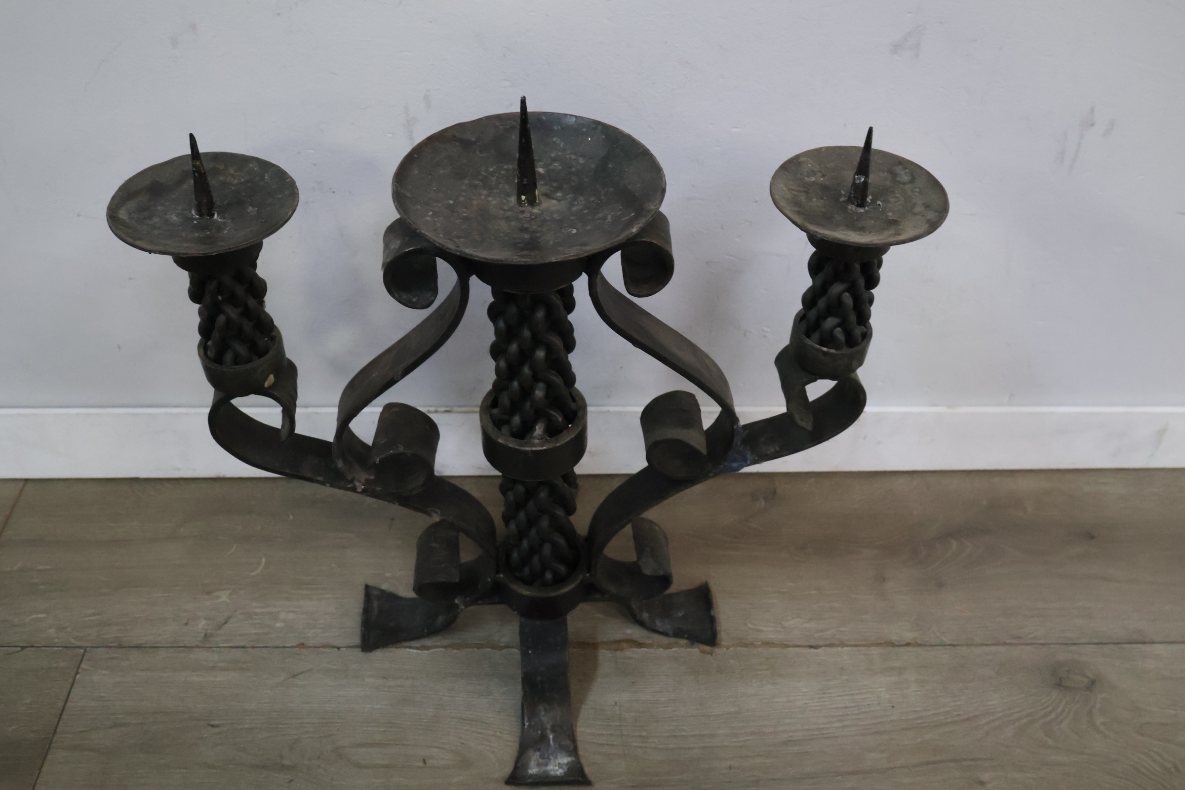 Smeedijzeren kandelaar – foto 6 – kavel bij GSD Auctions, Zoeterwoude
