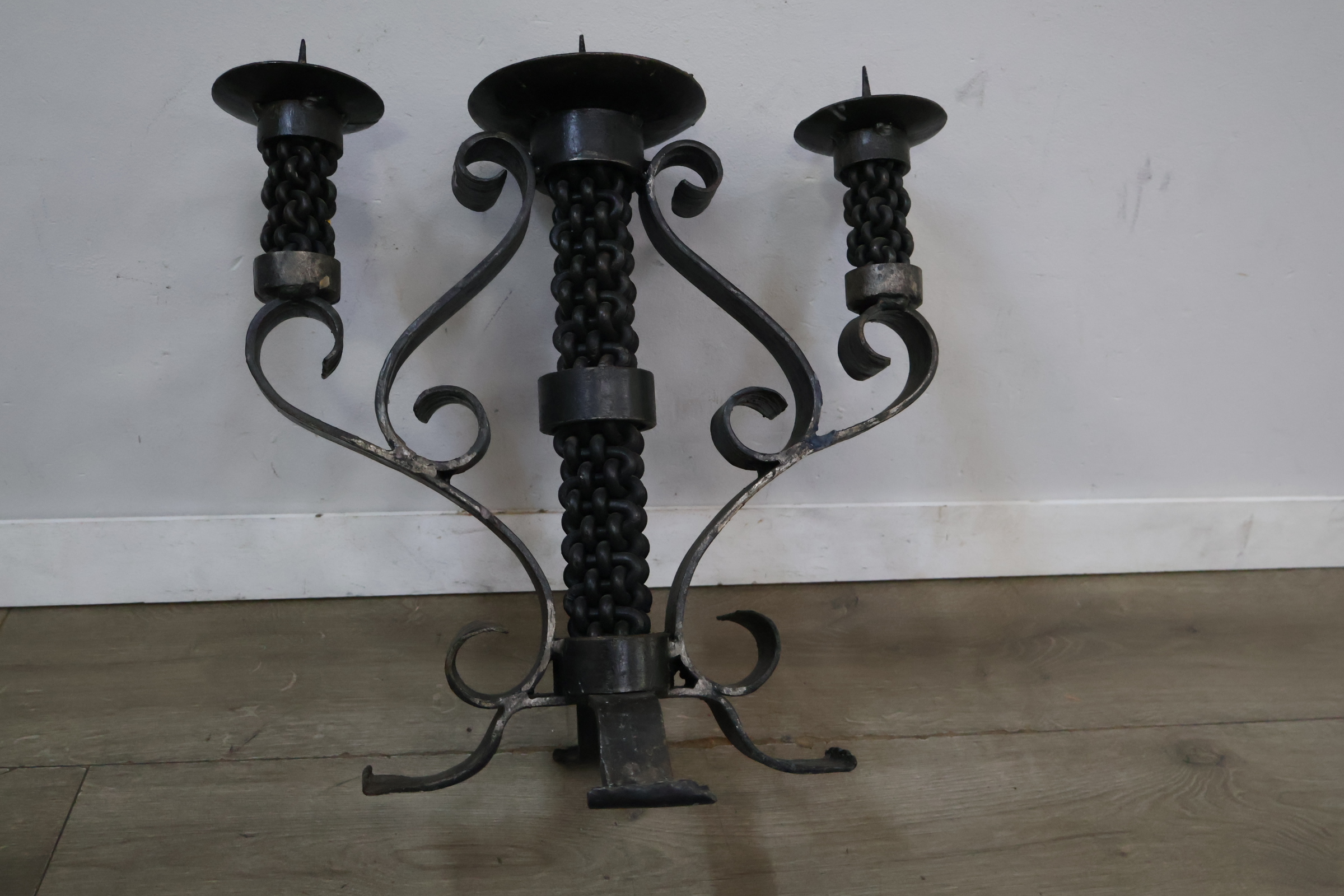 Smeedijzeren kandelaar – foto 8 – kavel bij GSD Auctions, Zoeterwoude