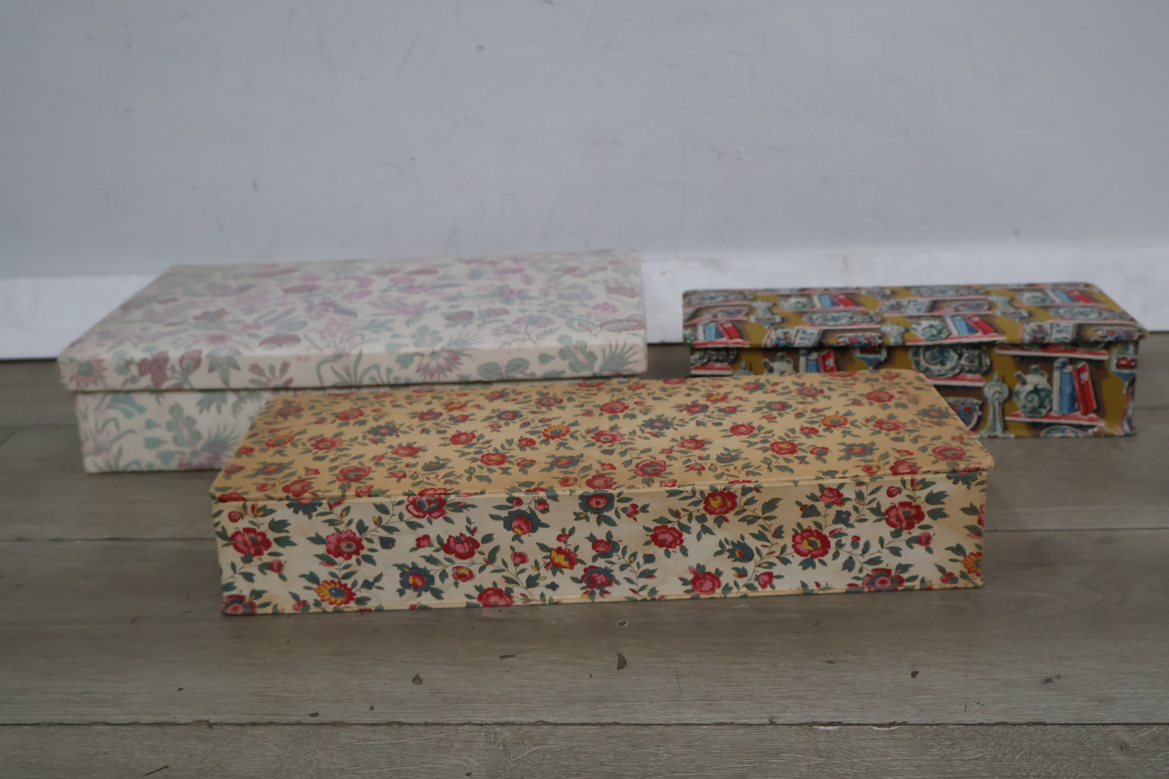 Set van drie decoratieve dozens met bloemmotief – foto 3 – kavel bij GSD Auctions, Zoeterwoude