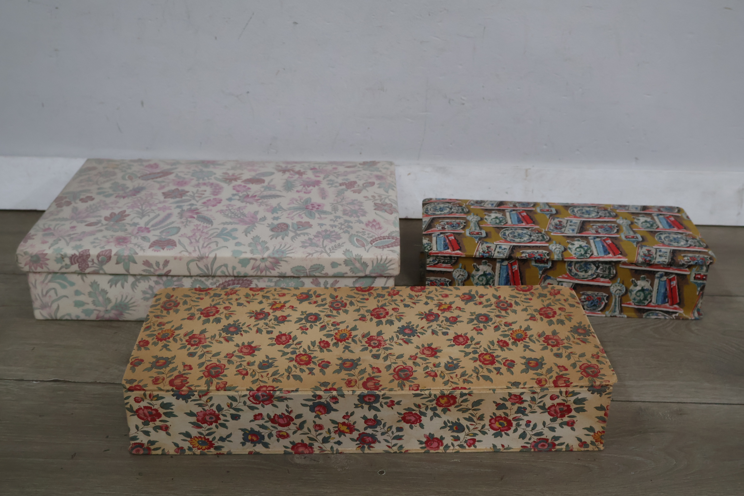 Set van drie decoratieve dozens met bloemmotief – foto 4 – kavel bij GSD Auctions, Zoeterwoude