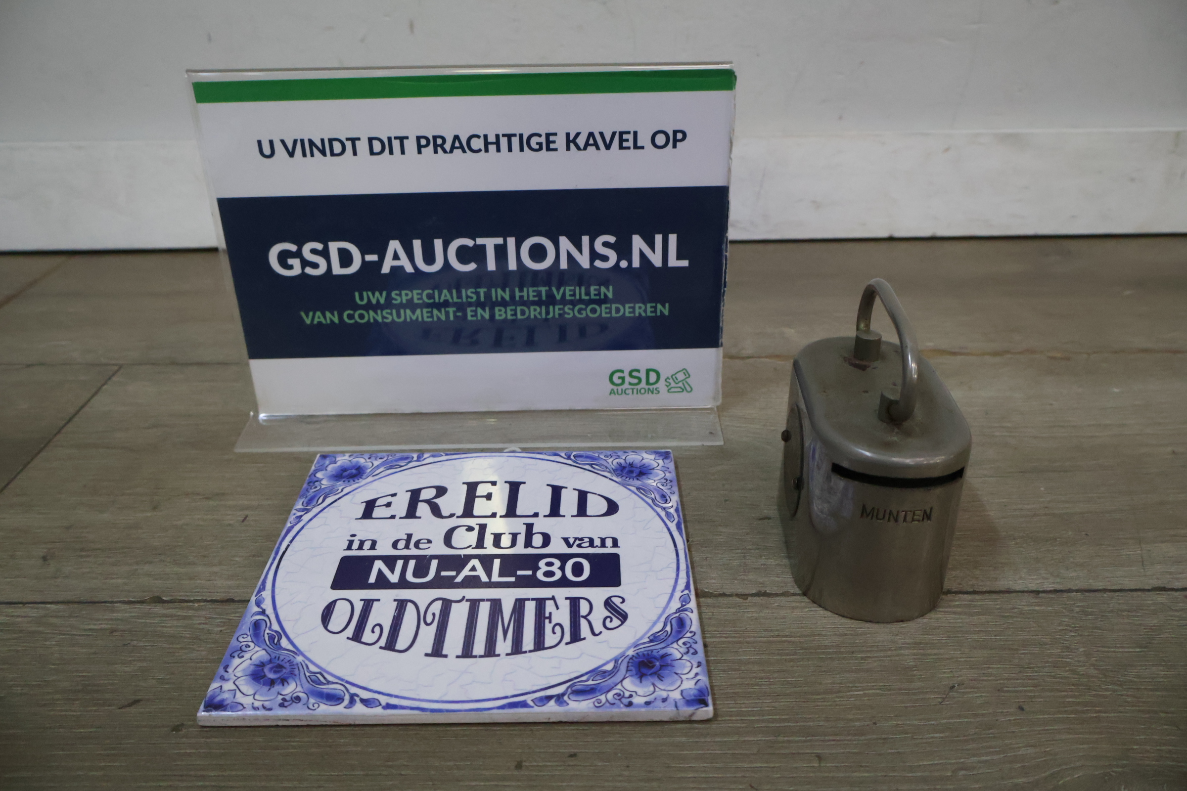 Metalen spaarpot en tegel – foto 2 – kavel bij GSD Auctions, Zoeterwoude