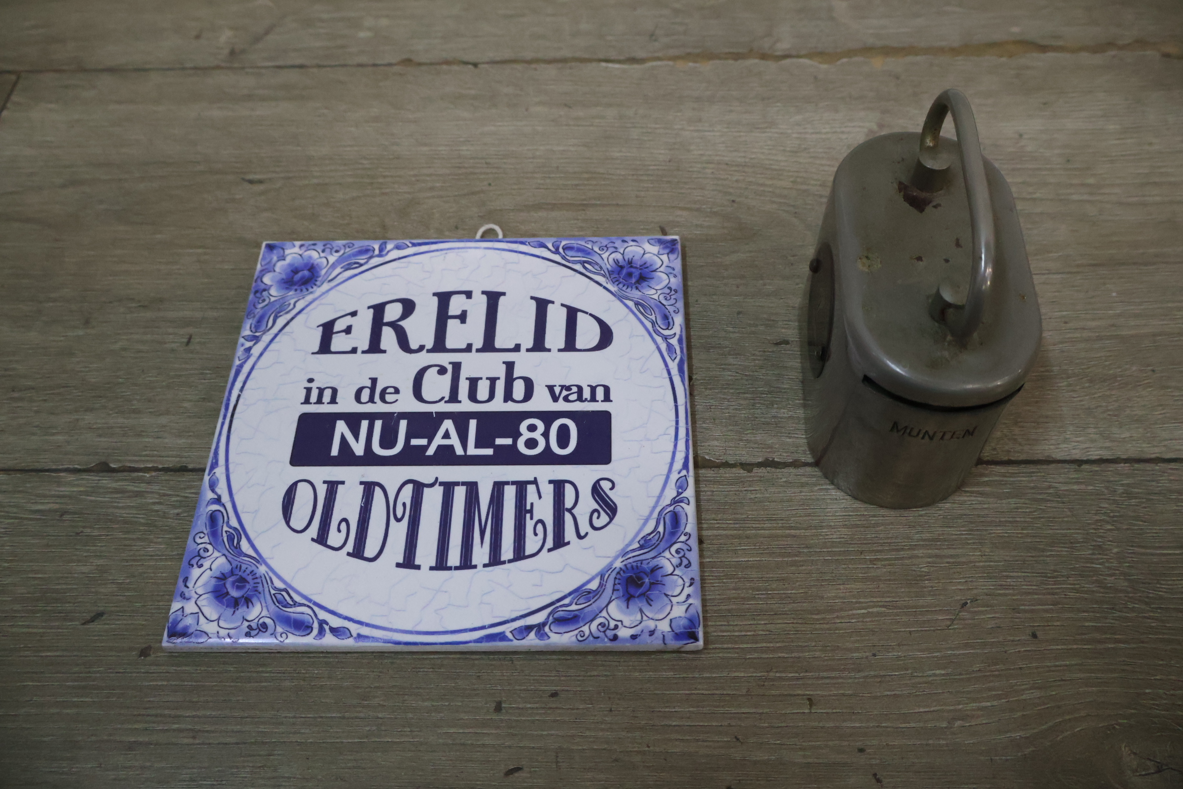 Metalen spaarpot en tegel – foto 3 – kavel bij GSD Auctions, Zoeterwoude