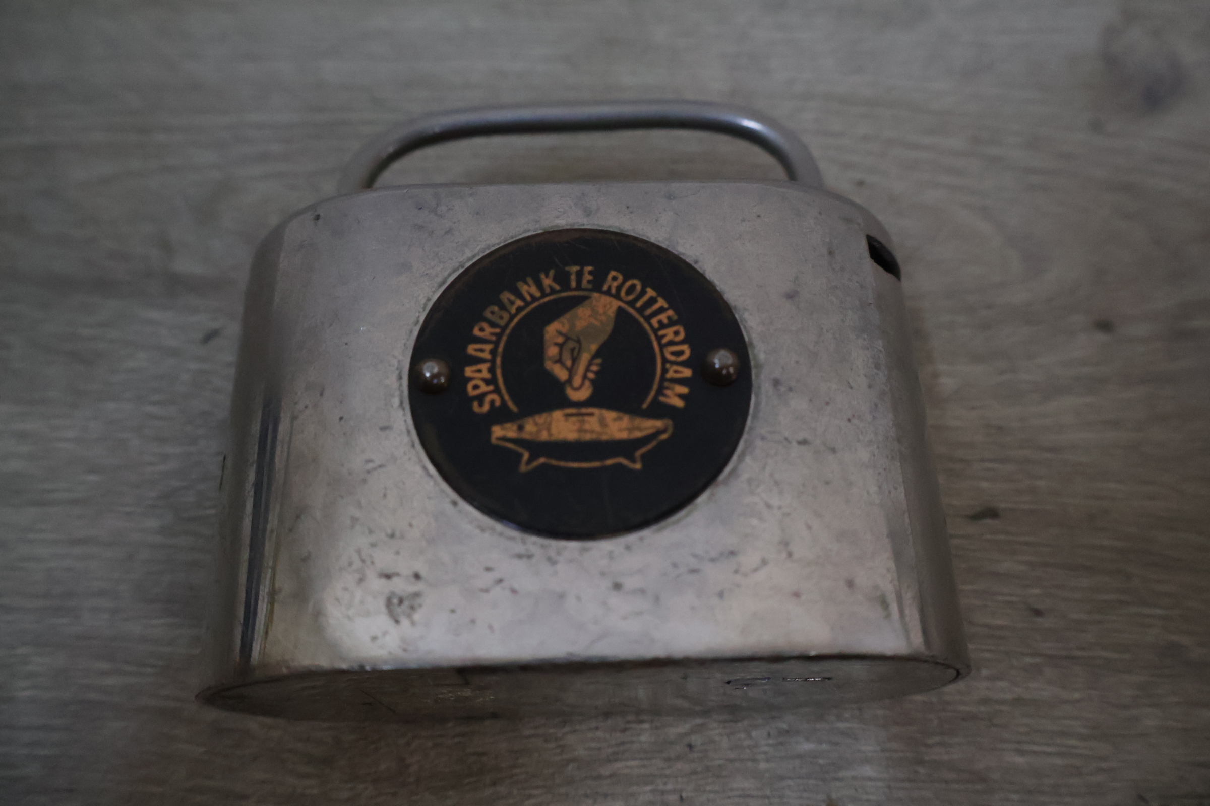 Metalen spaarpot en tegel – foto 5 – kavel bij GSD Auctions, Zoeterwoude