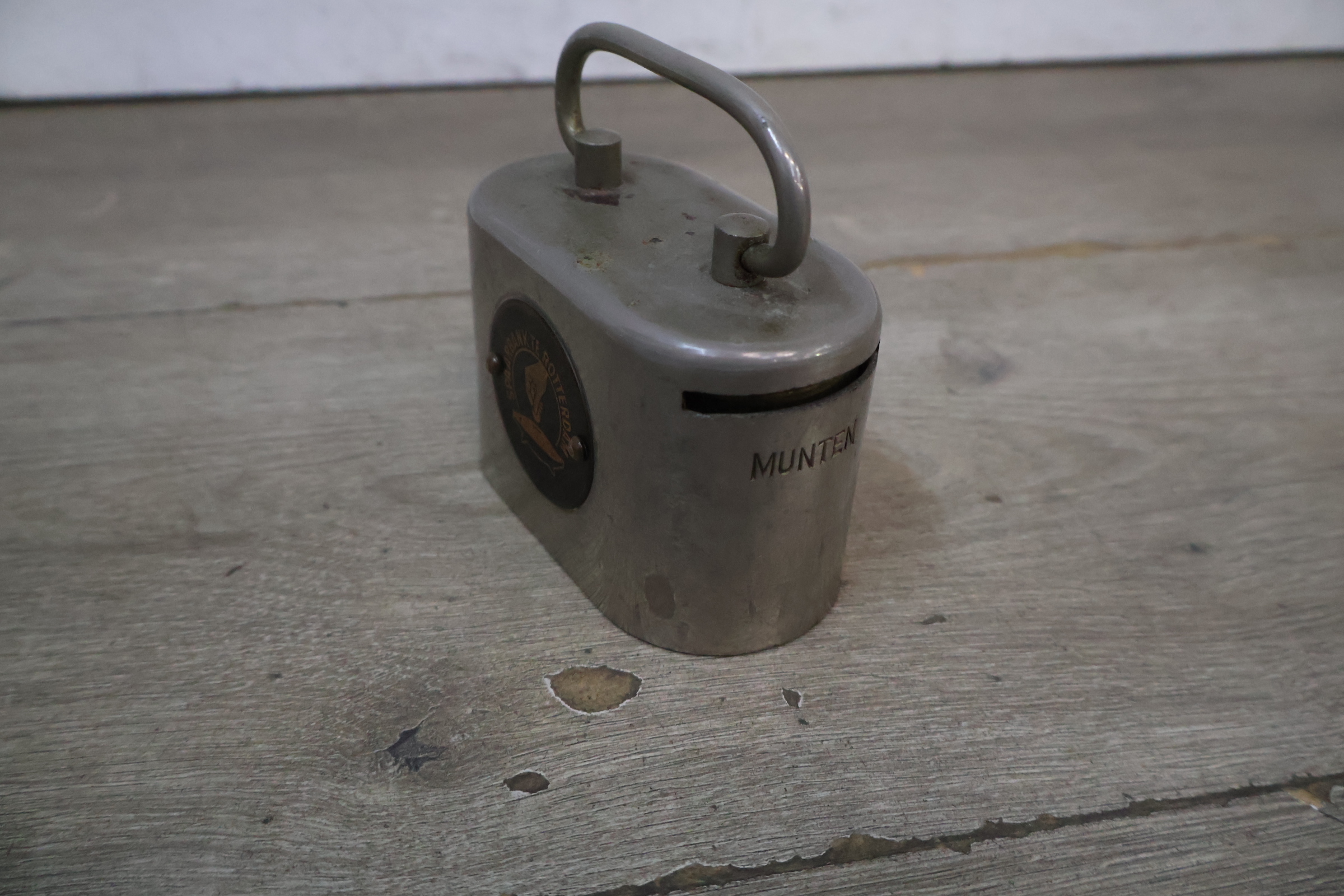 Metalen spaarpot en tegel – foto 6 – kavel bij GSD Auctions, Zoeterwoude