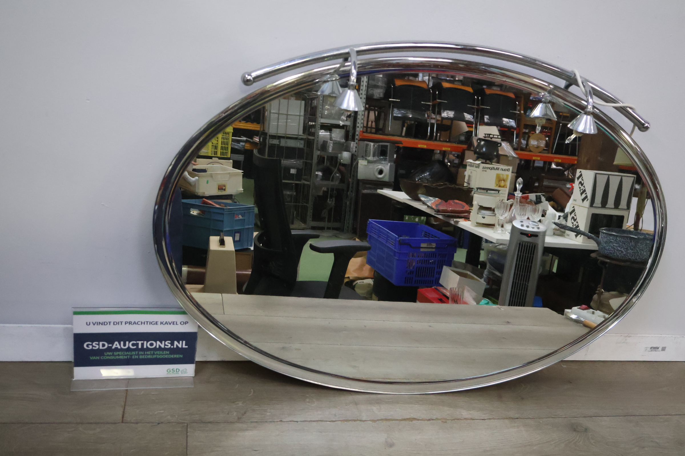 Ovale spiegel met metalen lijst en verlichting – foto 2 – kavel bij GSD Auctions, Zoeterwoude