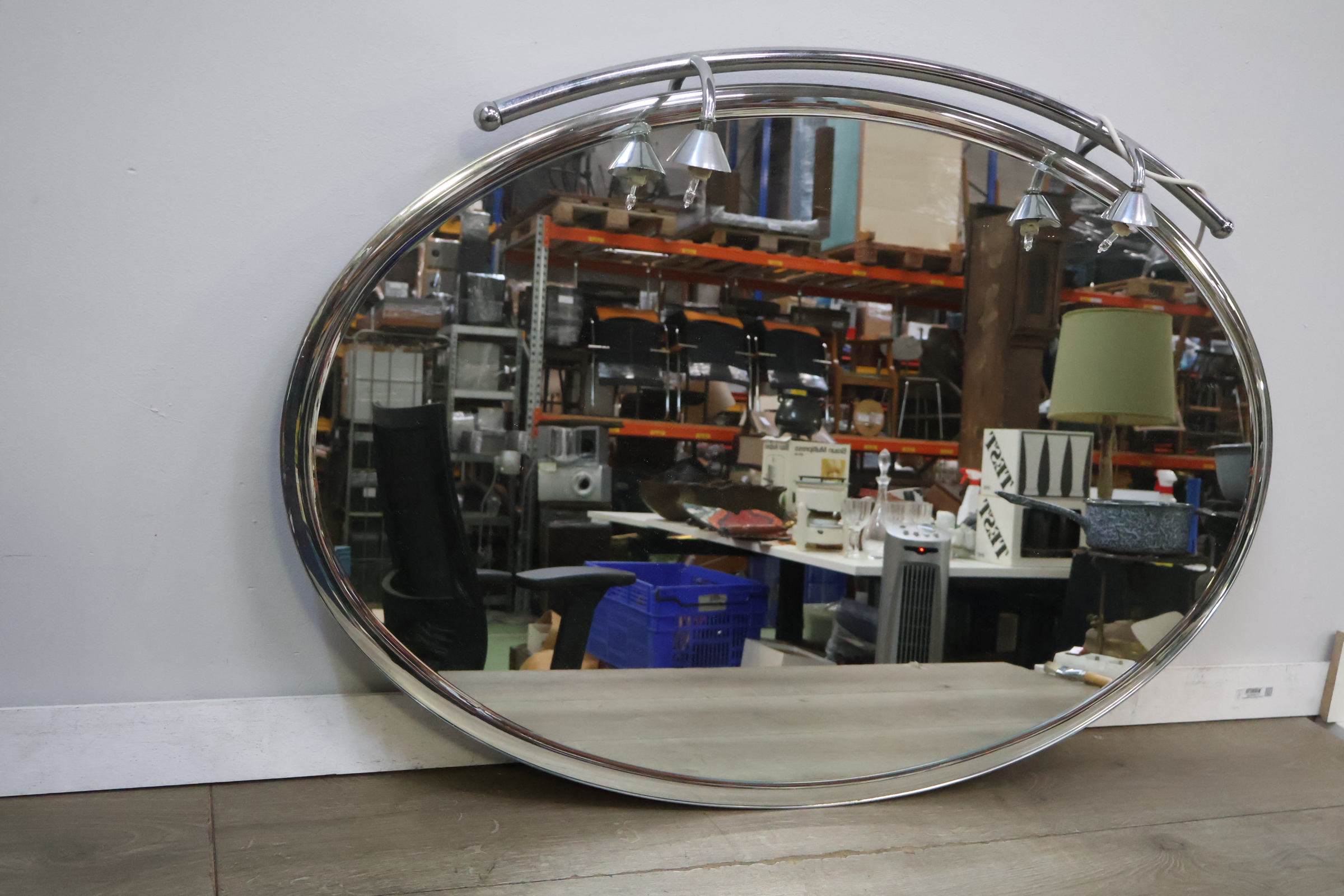Ovale spiegel met metalen lijst en verlichting – foto 3 – kavel bij GSD Auctions, Zoeterwoude
