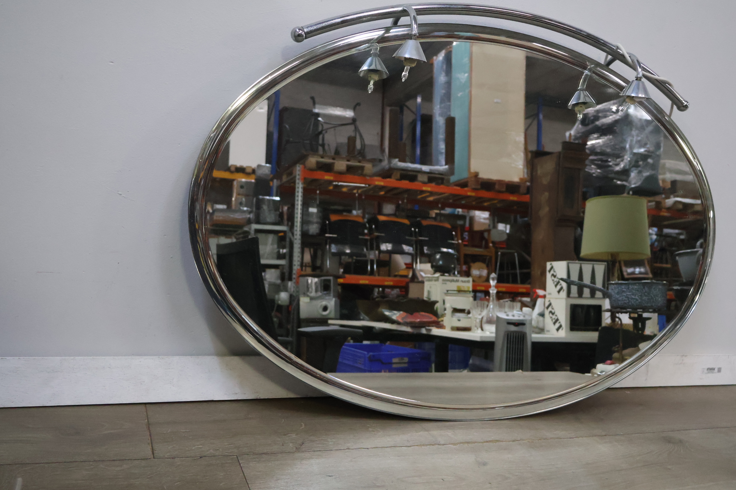 Ovale spiegel met metalen lijst en verlichting – foto 4 – kavel bij GSD Auctions, Zoeterwoude