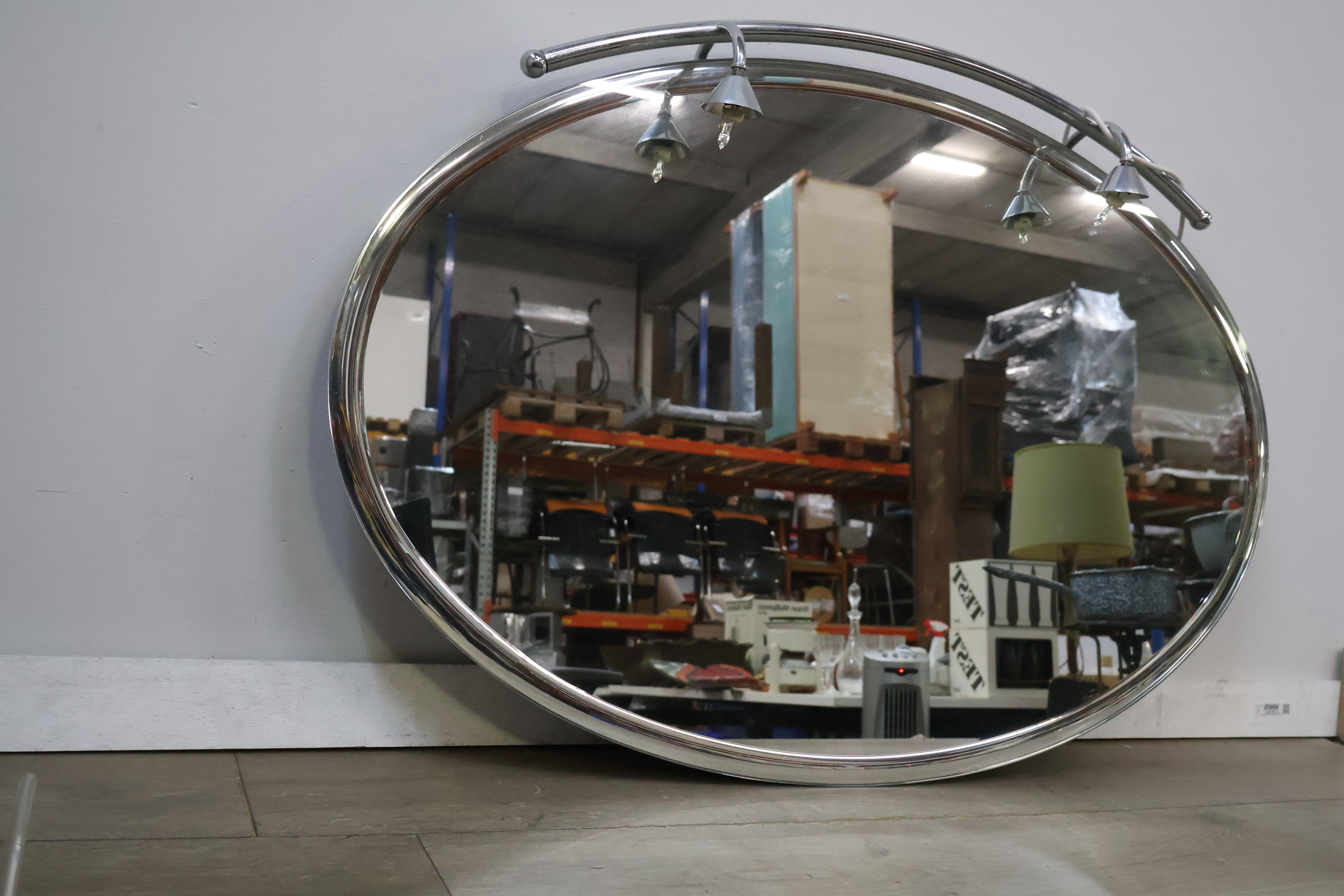 Ovale spiegel met metalen lijst en verlichting – foto 5 – kavel bij GSD Auctions, Zoeterwoude