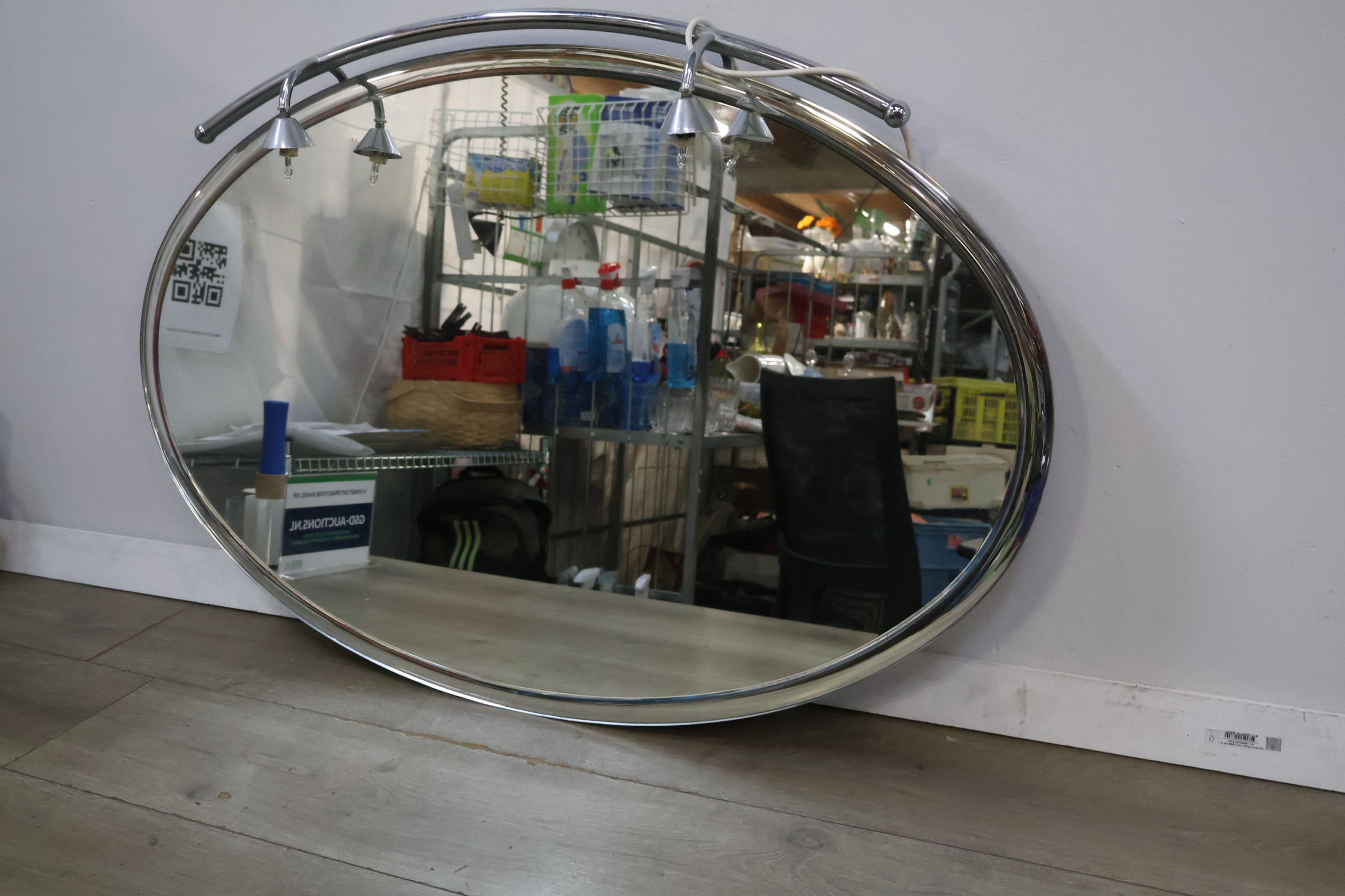 Ovale spiegel met metalen lijst en verlichting – foto 6 – kavel bij GSD Auctions, Zoeterwoude