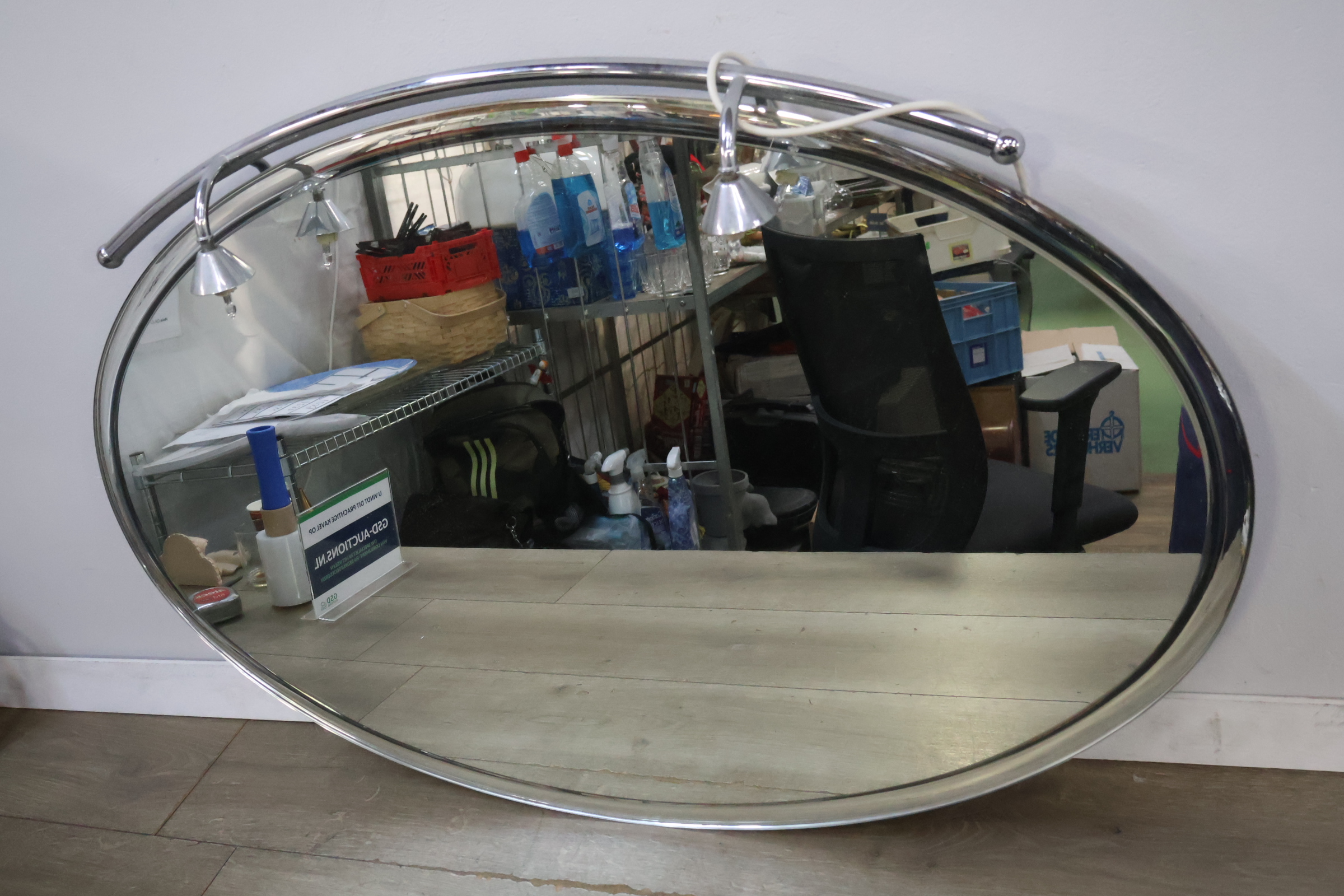 Ovale spiegel met metalen lijst en verlichting – foto 7 – kavel bij GSD Auctions, Zoeterwoude