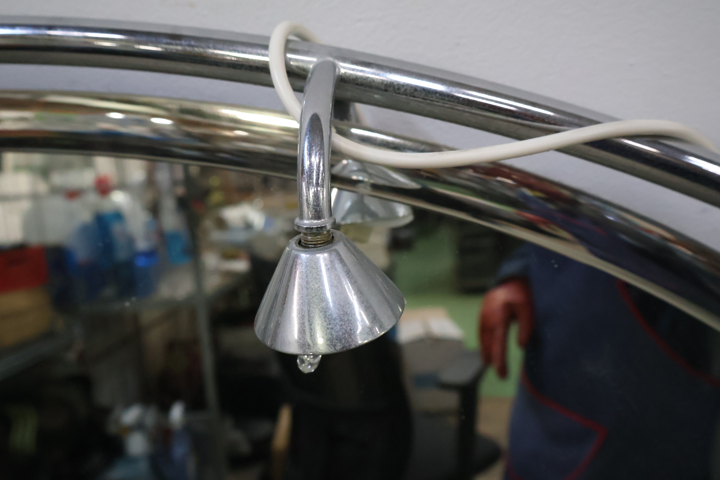 Ovale spiegel met metalen lijst en verlichting – foto 8 – kavel bij GSD Auctions, Zoeterwoude