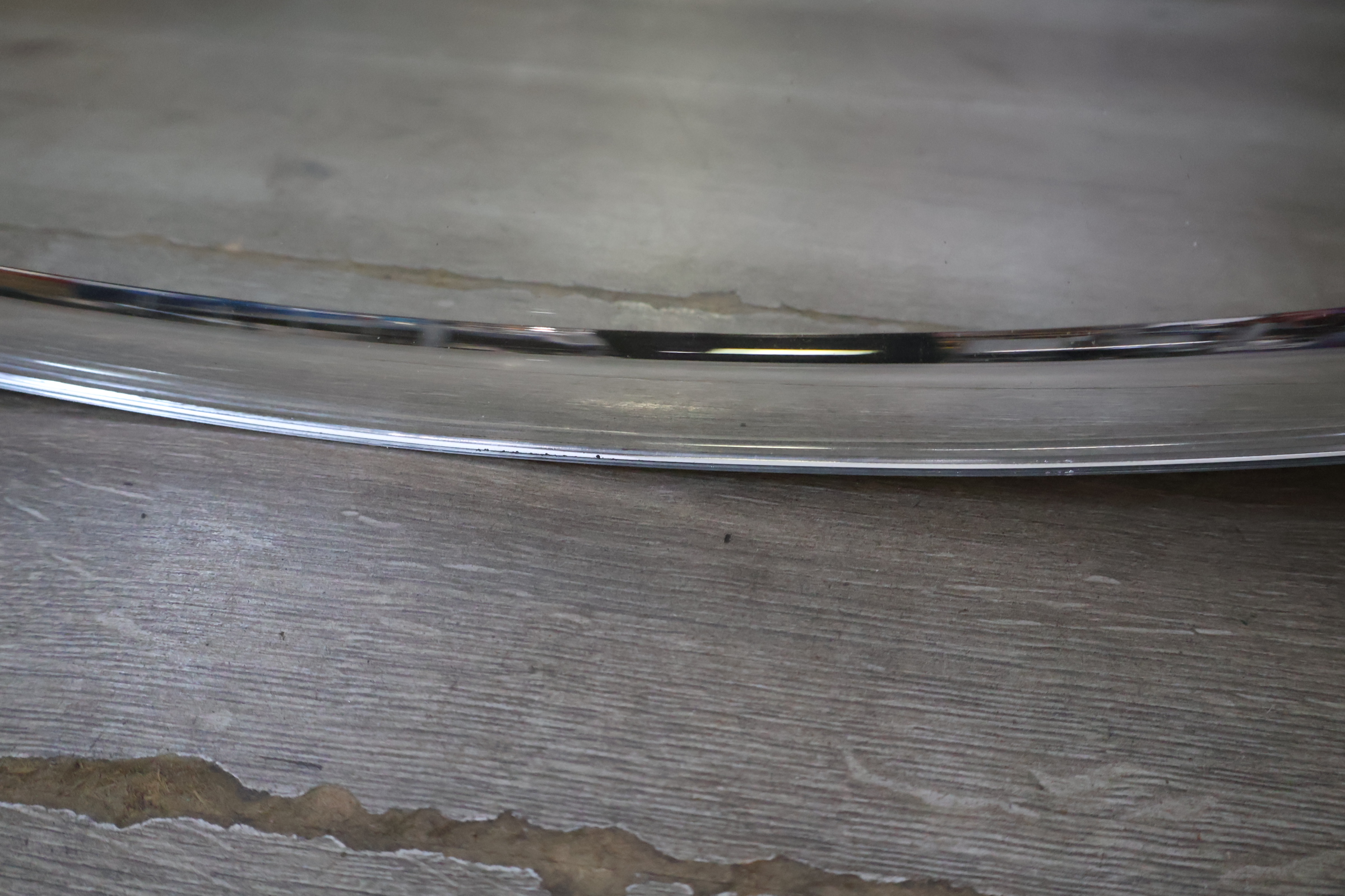 Ovale spiegel met metalen lijst en verlichting – foto 9 – kavel bij GSD Auctions, Zoeterwoude