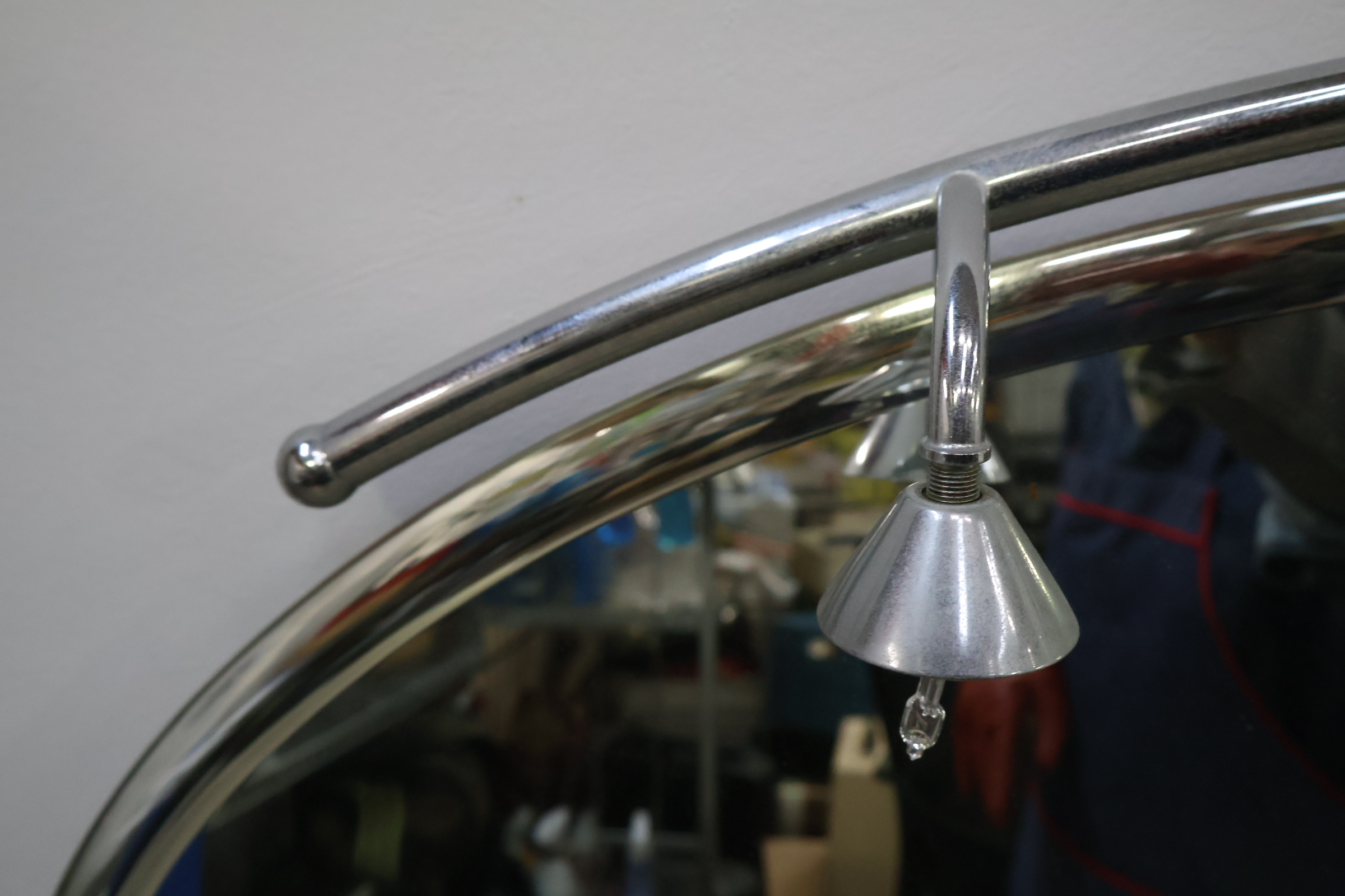 Ovale spiegel met metalen lijst en verlichting – foto 10 – kavel bij GSD Auctions, Zoeterwoude