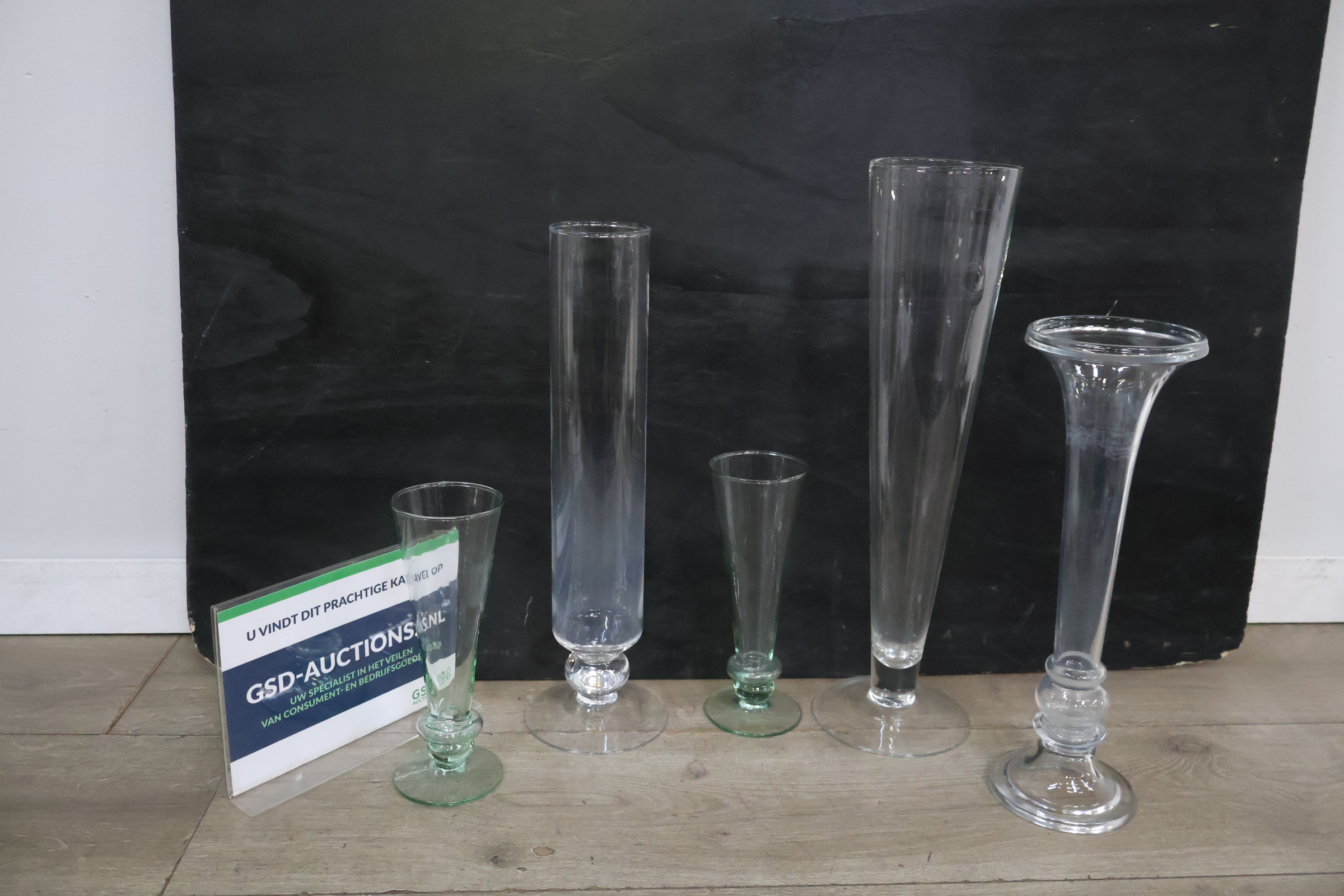 Set van vijf glazen vazen – foto 2 – kavel bij GSD Auctions, Zoeterwoude