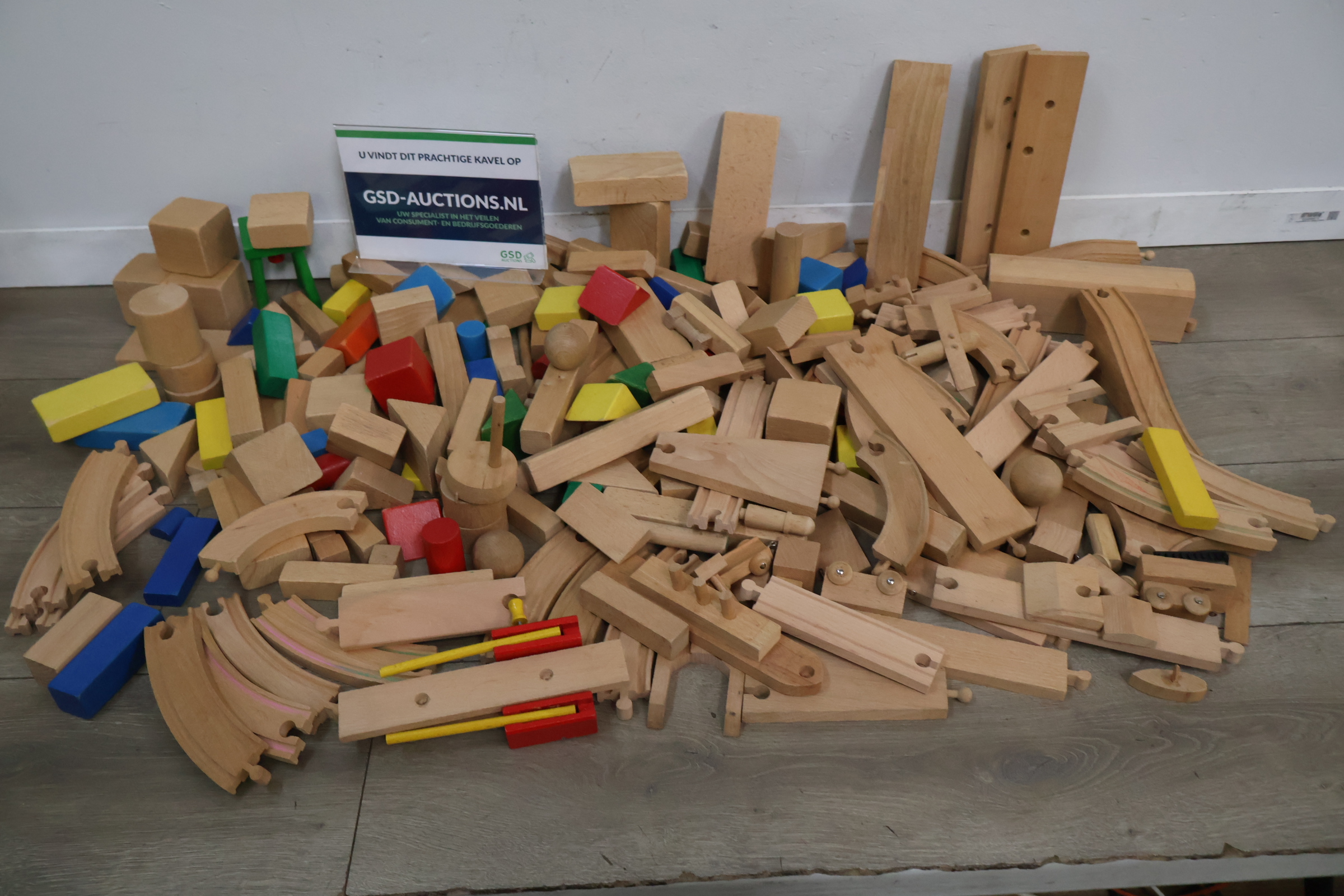 Mix van houten bouwblokken en treinrails – foto 2 – kavel bij GSD Auctions, Zoeterwoude