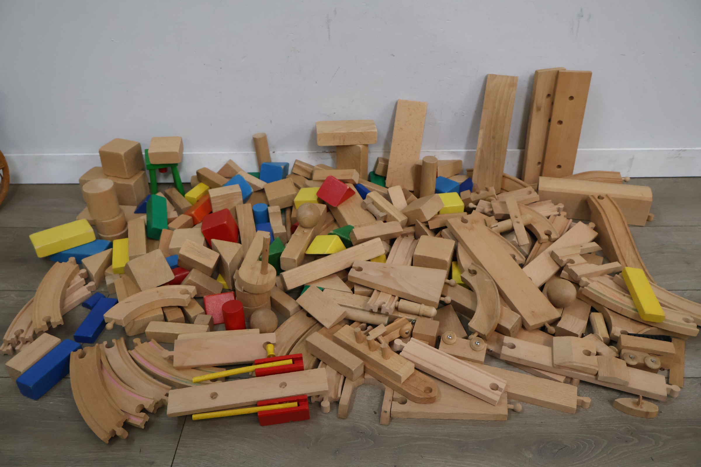 Mix van houten bouwblokken en treinrails – foto 3 – kavel bij GSD Auctions, Zoeterwoude