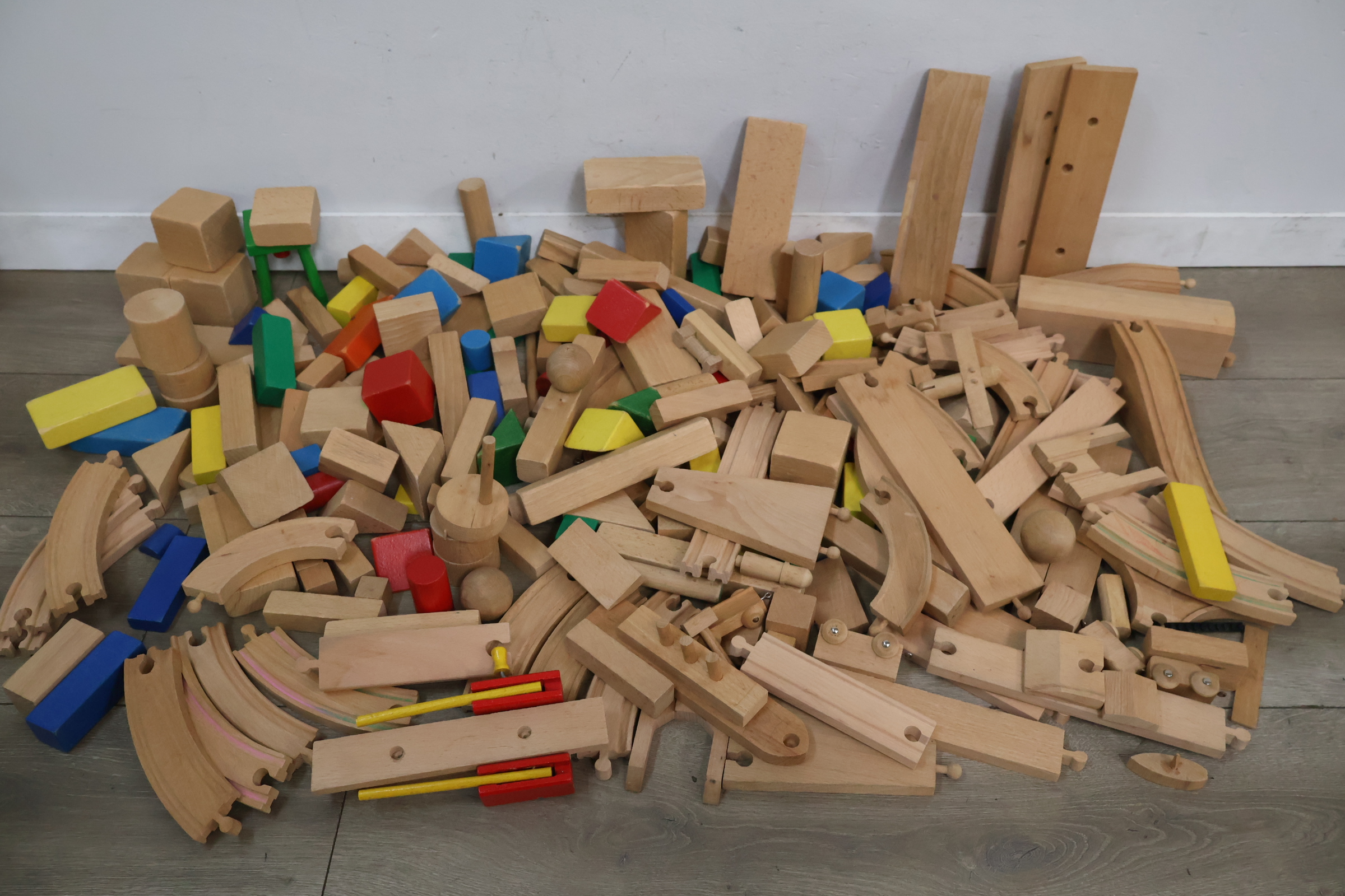 Mix van houten bouwblokken en treinrails – foto 4 – kavel bij GSD Auctions, Zoeterwoude