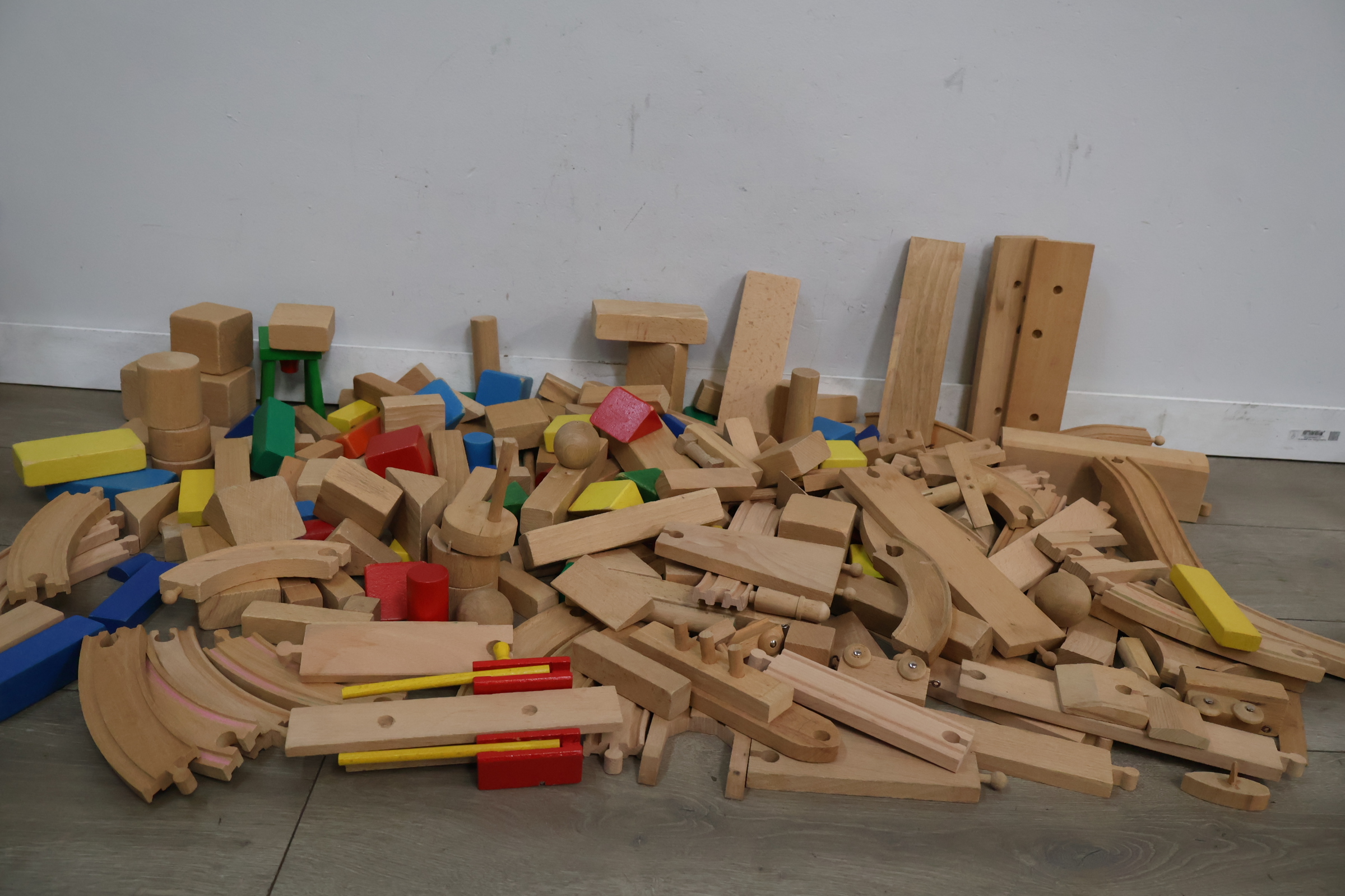 Mix van houten bouwblokken en treinrails – foto 5 – kavel bij GSD Auctions, Zoeterwoude