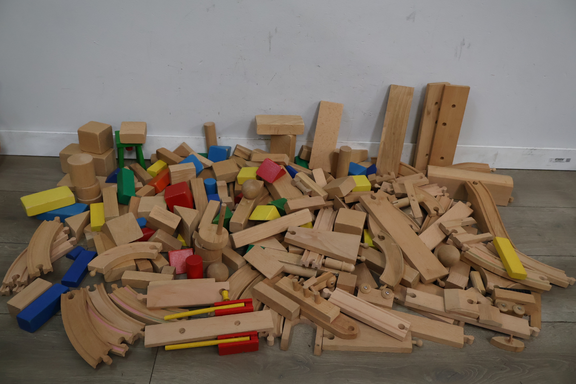 Mix van houten bouwblokken en treinrails – foto 6 – kavel bij GSD Auctions, Zoeterwoude