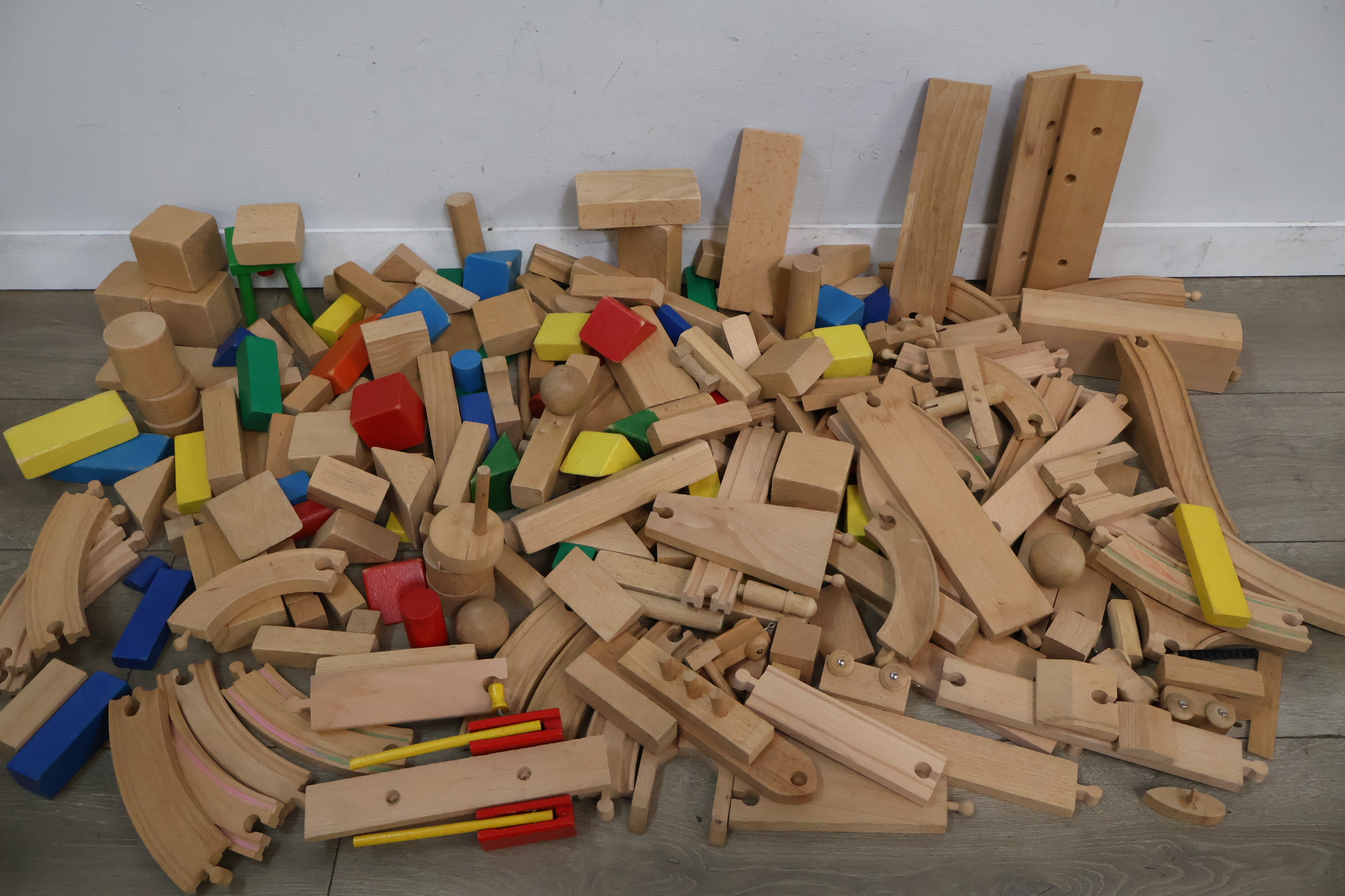 Mix van houten bouwblokken en treinrails – foto 7 – kavel bij GSD Auctions, Zoeterwoude