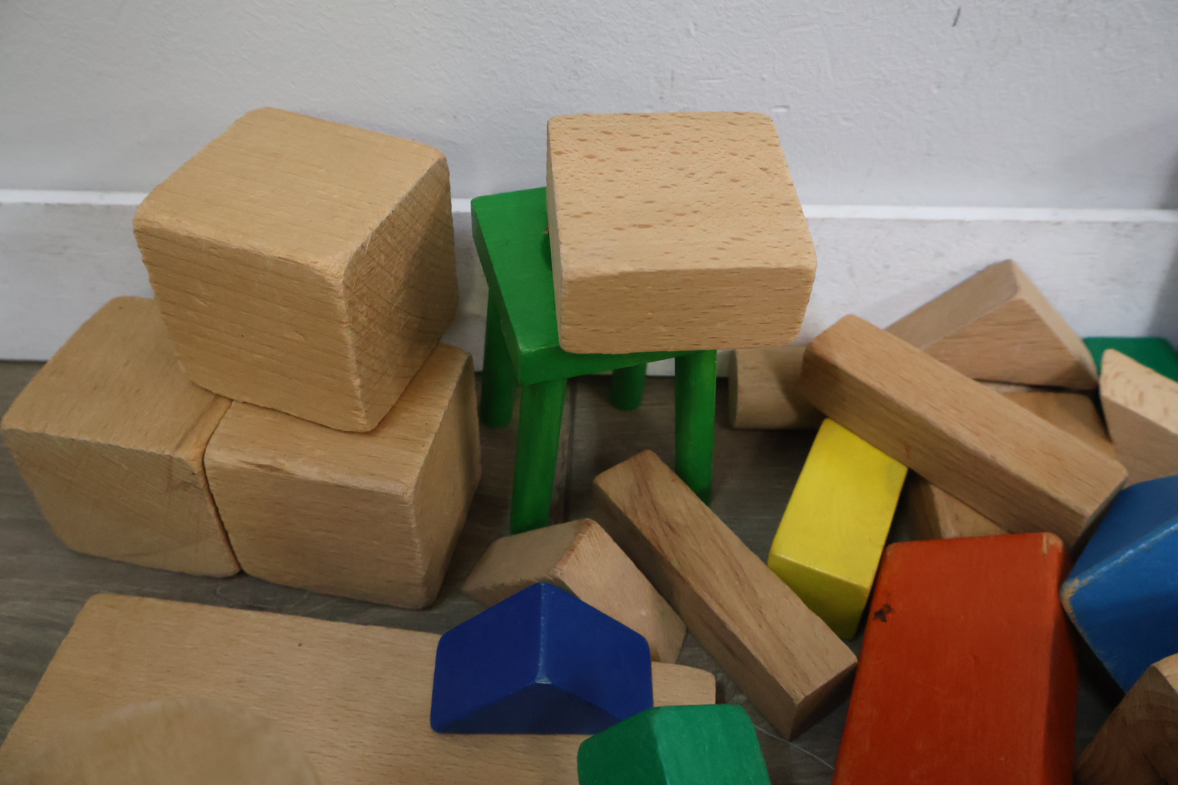 Mix van houten bouwblokken en treinrails – foto 9 – kavel bij GSD Auctions, Zoeterwoude