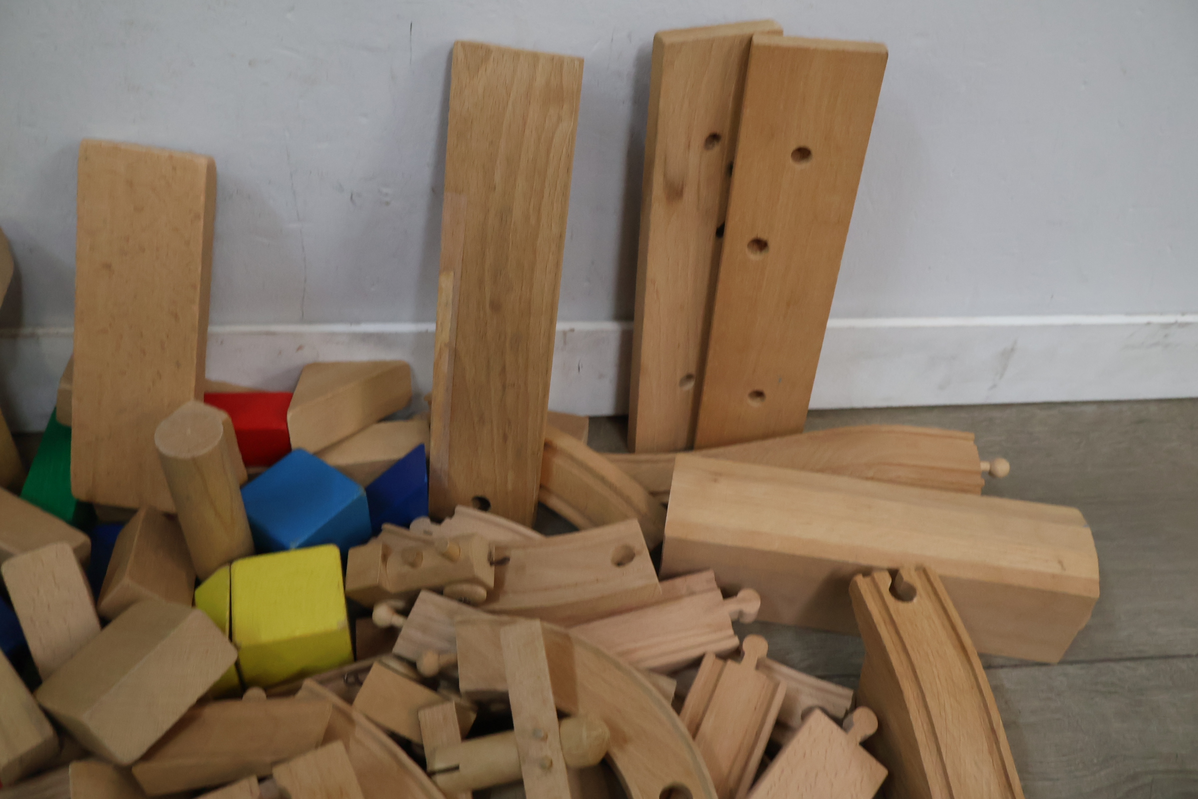 Mix van houten bouwblokken en treinrails – foto 10 – kavel bij GSD Auctions, Zoeterwoude