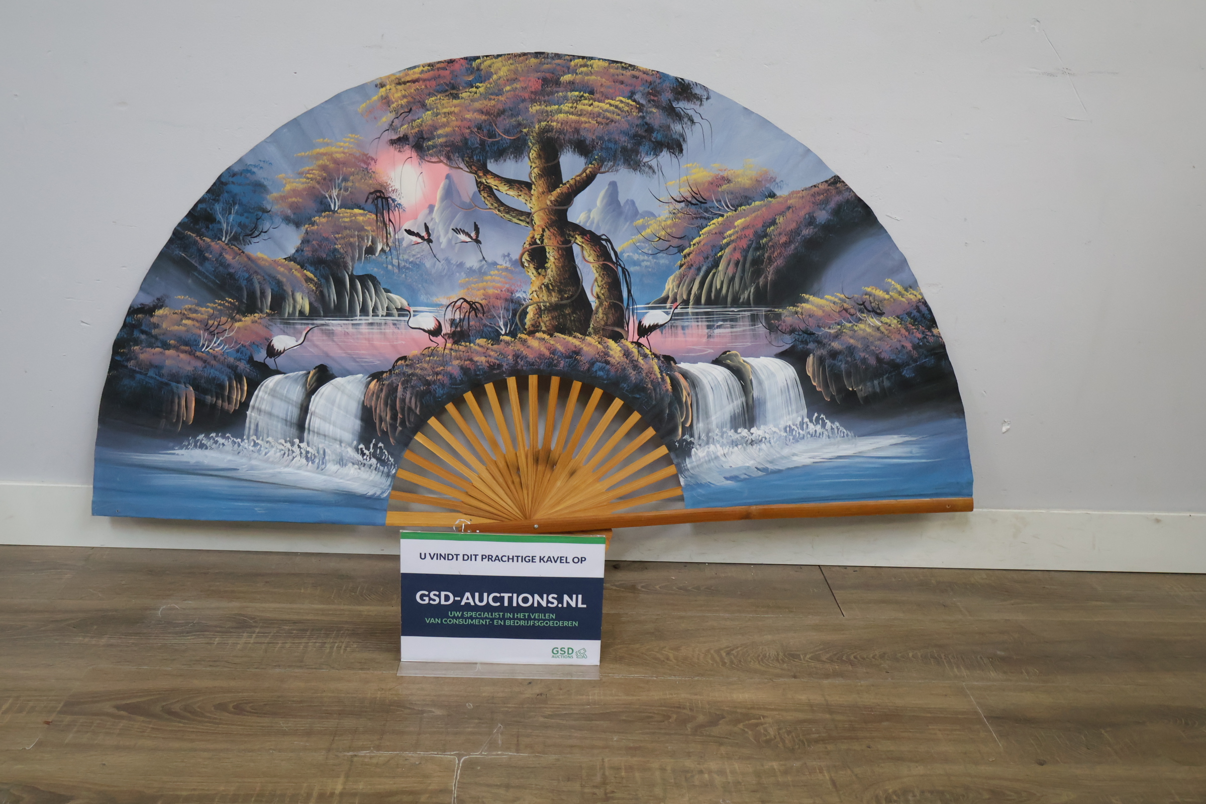 Grote decoratieve waaier met landschapsschildering – foto 2 – kavel bij GSD Auctions, Zoeterwoude