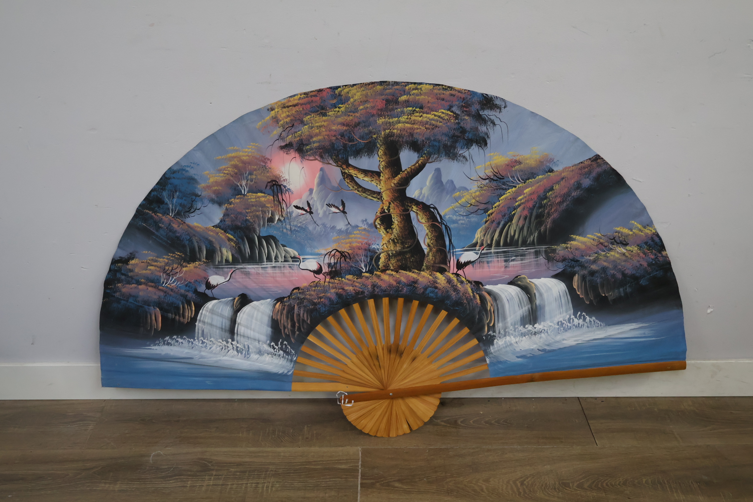 Grote decoratieve waaier met landschapsschildering – foto 3 – kavel bij GSD Auctions, Zoeterwoude