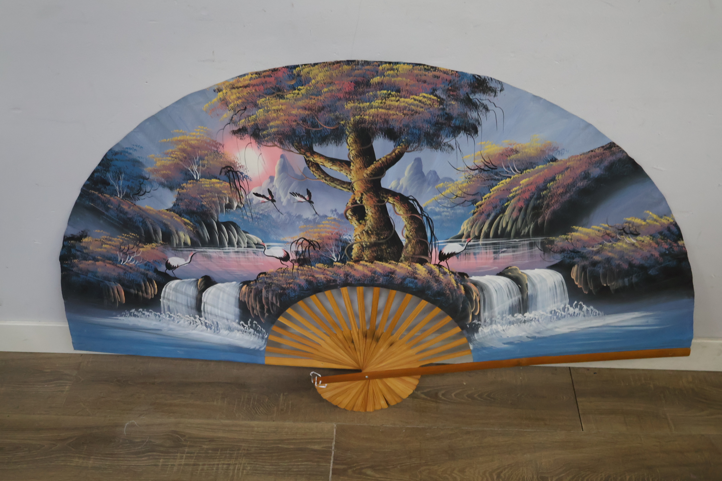 Grote decoratieve waaier met landschapsschildering – foto 4 – kavel bij GSD Auctions, Zoeterwoude