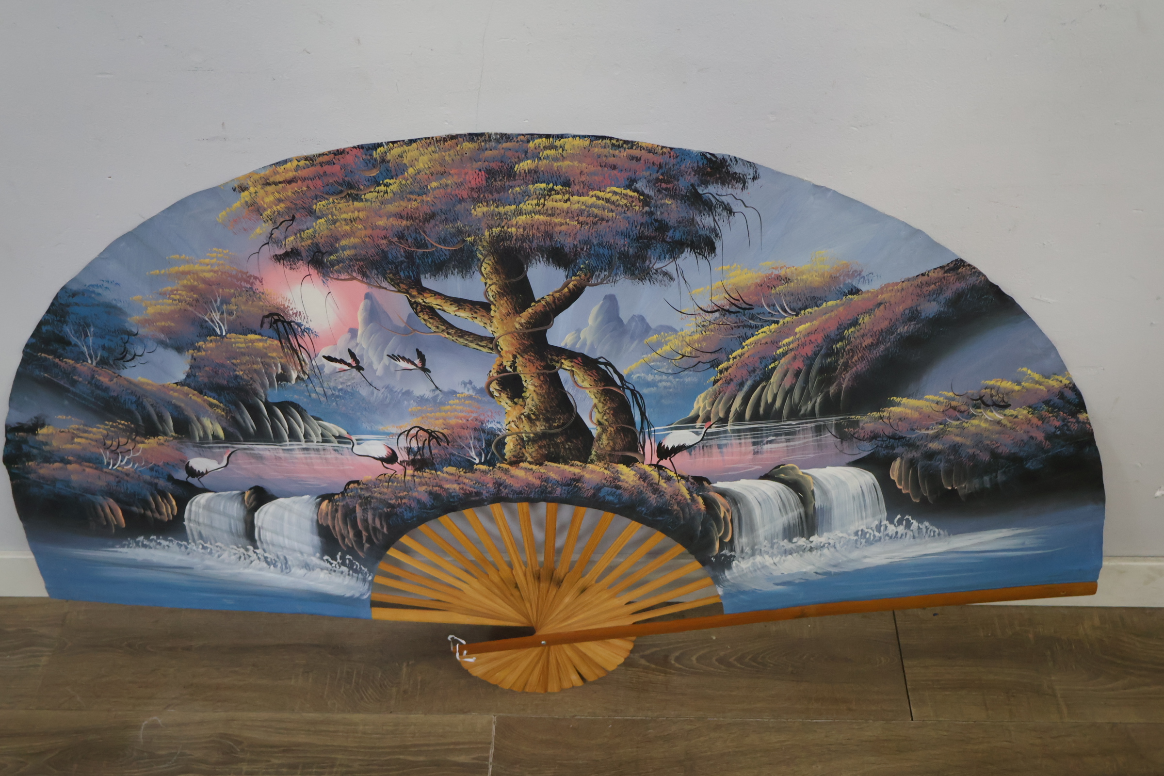 Grote decoratieve waaier met landschapsschildering – foto 5 – kavel bij GSD Auctions, Zoeterwoude