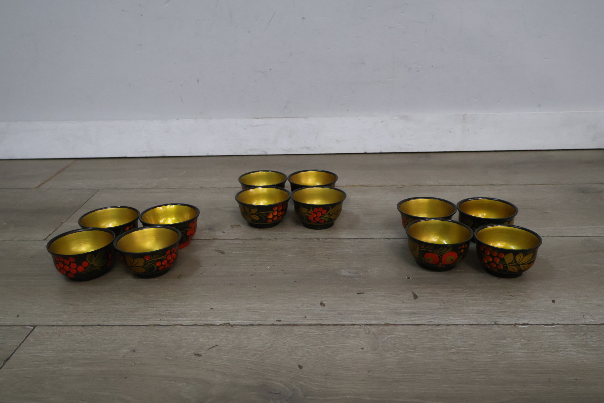 Set van 12 Khokhloma kommetjes – foto 4 – kavel bij GSD Auctions, Zoeterwoude
