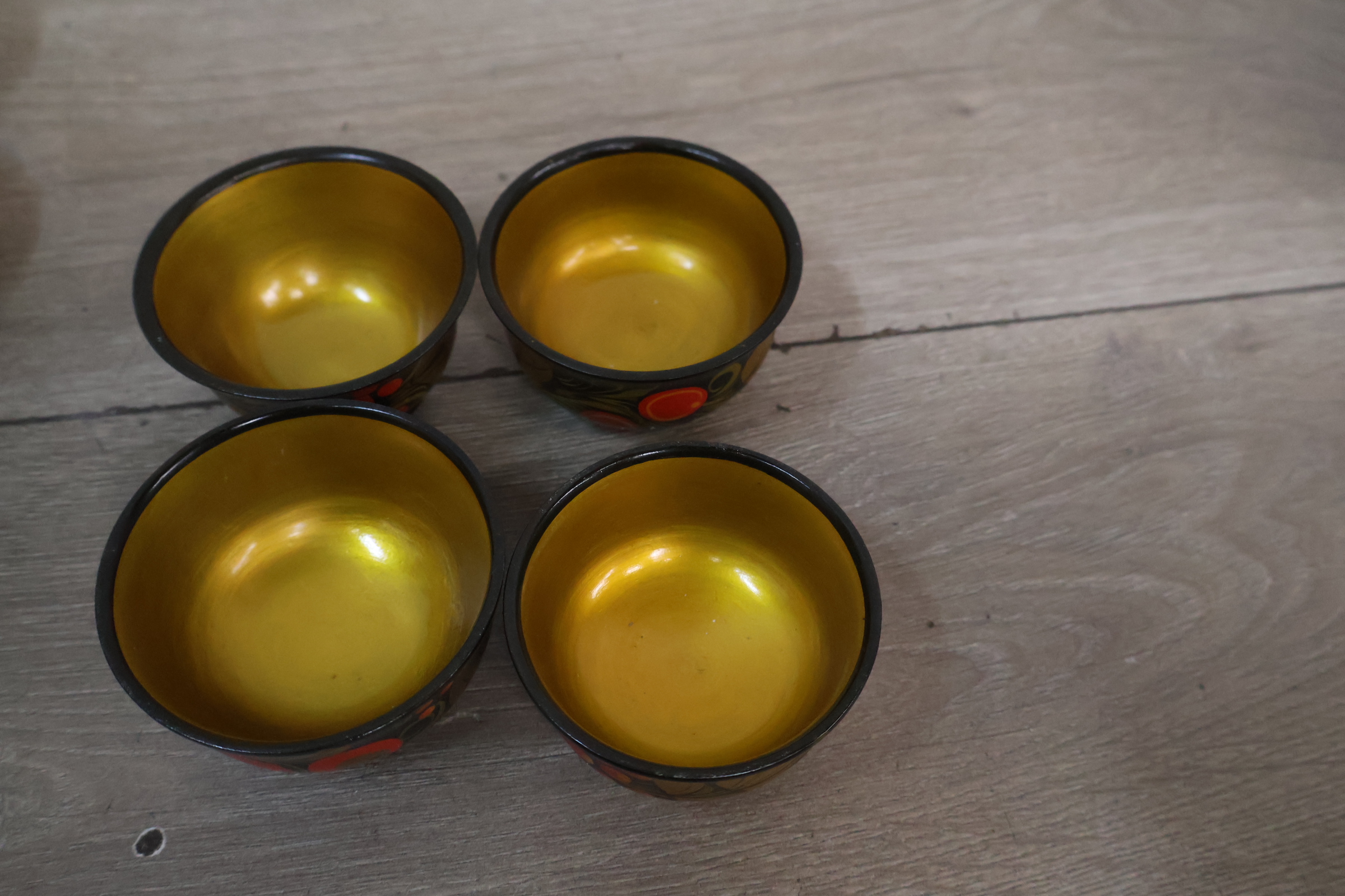 Set van 12 Khokhloma kommetjes – foto 5 – kavel bij GSD Auctions, Zoeterwoude