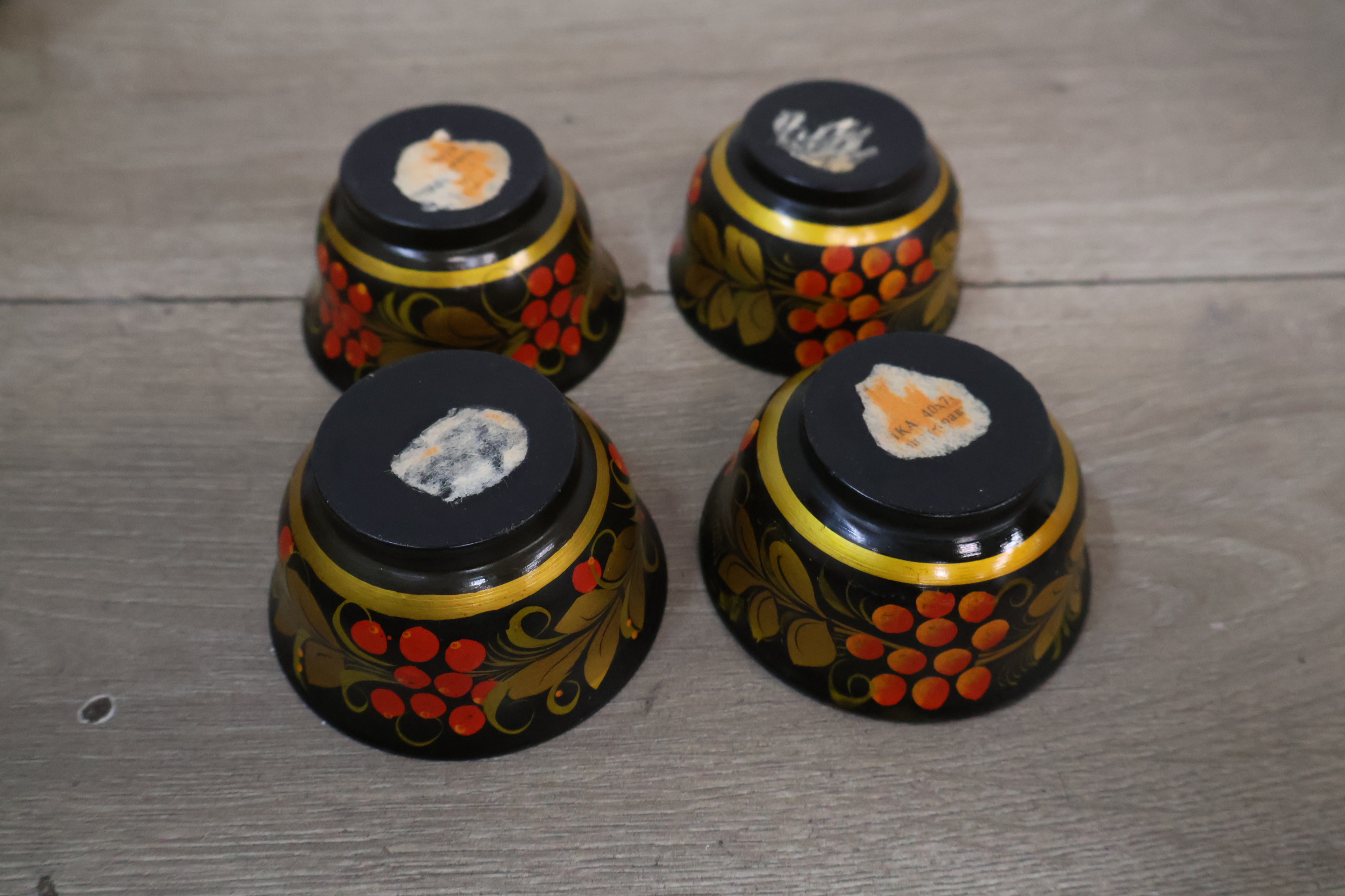 Set van 12 Khokhloma kommetjes – foto 7 – kavel bij GSD Auctions, Zoeterwoude