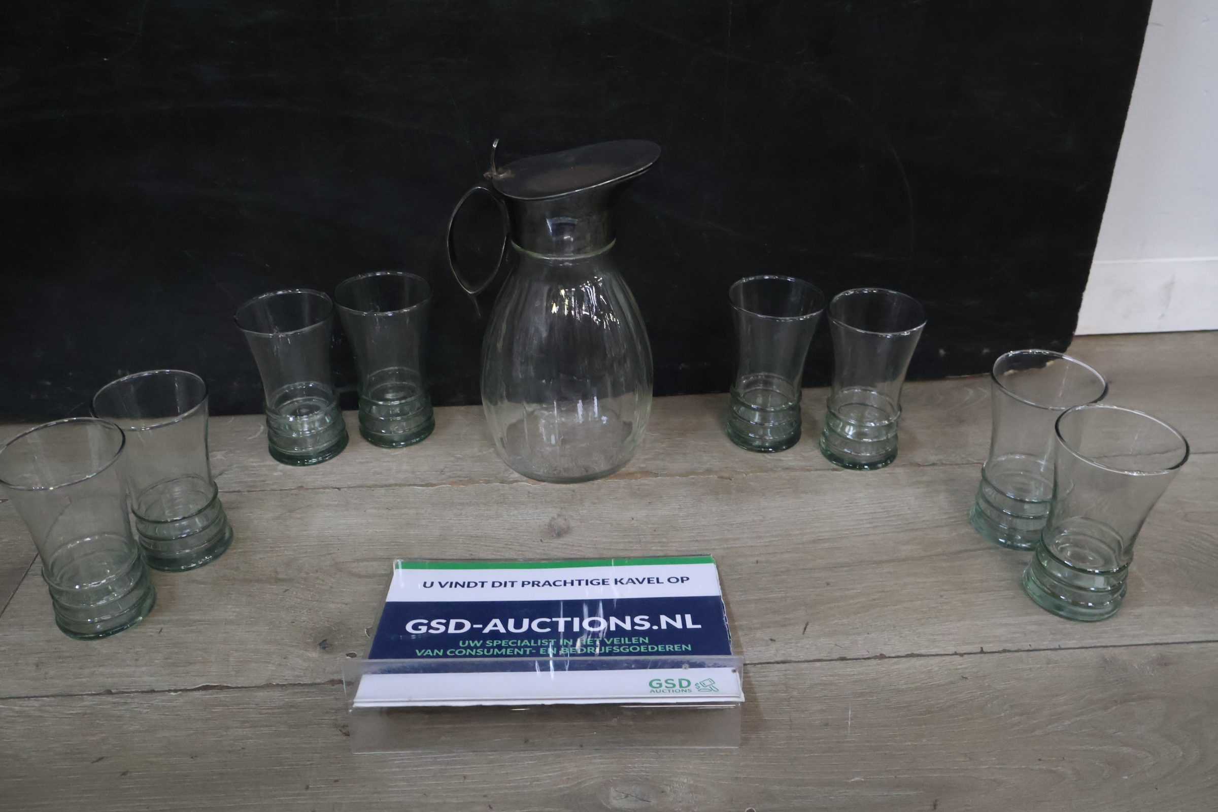 Glazen waterkan met acht bijpassende glazen – foto 2 – kavel bij GSD Auctions, Zoeterwoude