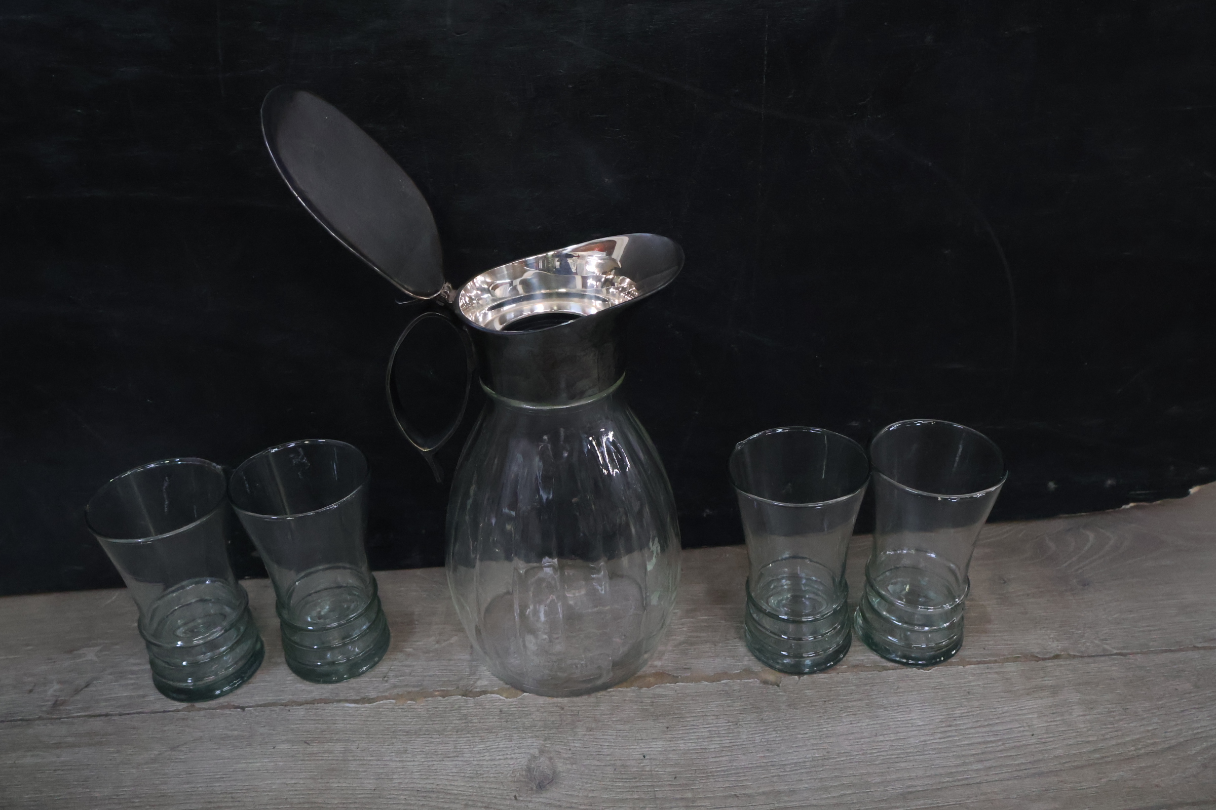 Glazen waterkan met acht bijpassende glazen – foto 7 – kavel bij GSD Auctions, Zoeterwoude